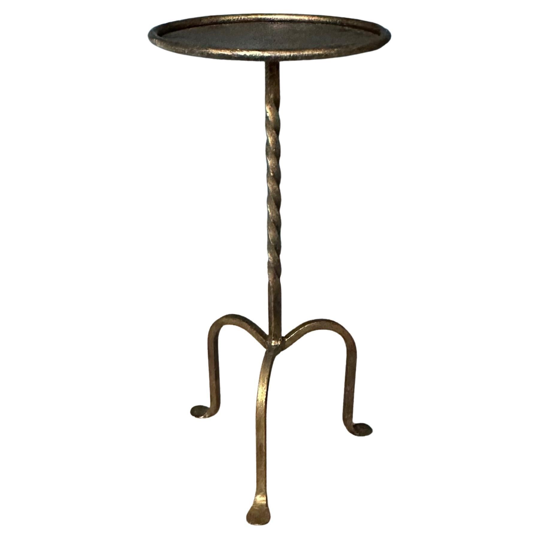Petite table à boissons en fer doré avec tige torsadée