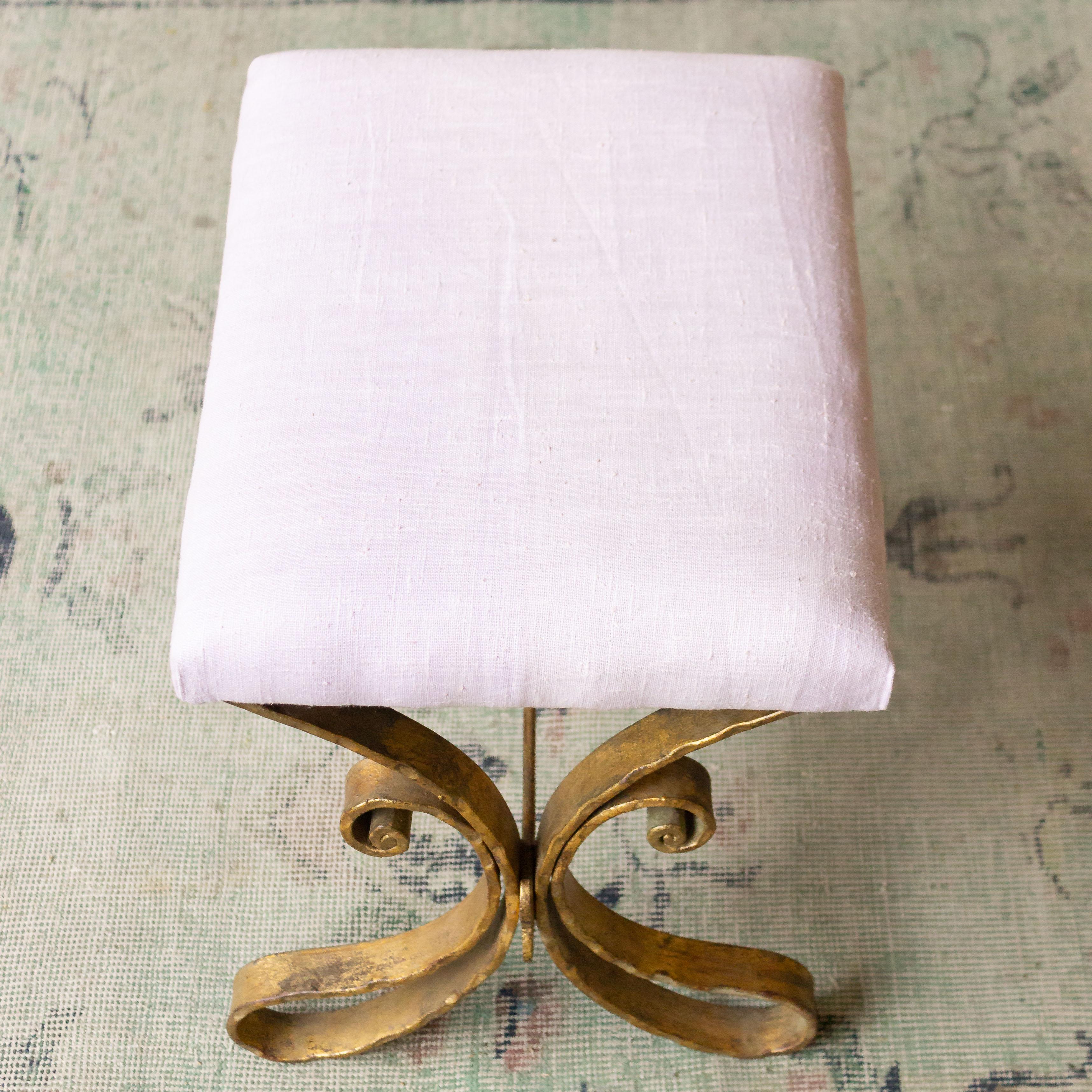 Art nouveau Petit banc en fer doré espagnol orné en vente