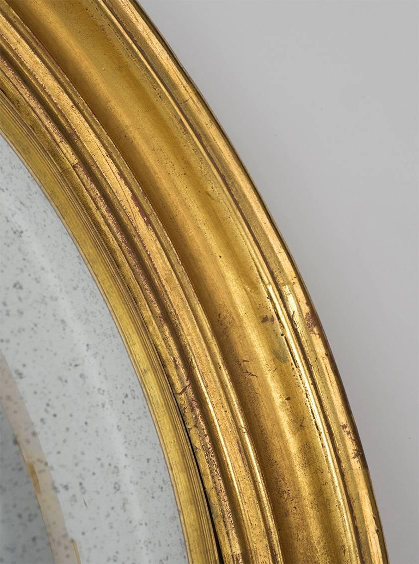 Petit cadre ovale doré avec miroir convexe profond dessiné à la main.
Taille totale : H 22