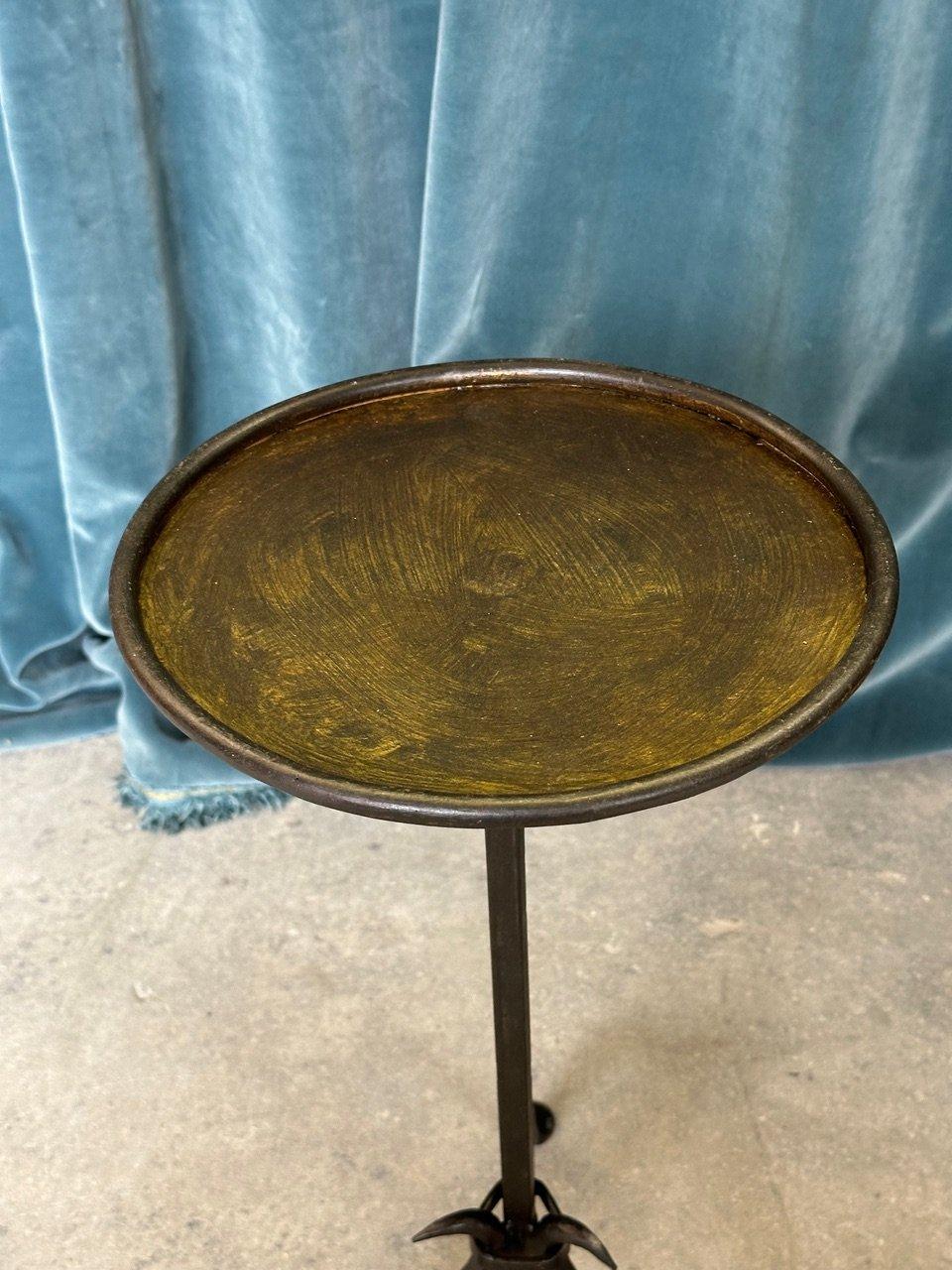 Petite table à boissons espagnole dorée avec base peinte en vente 4