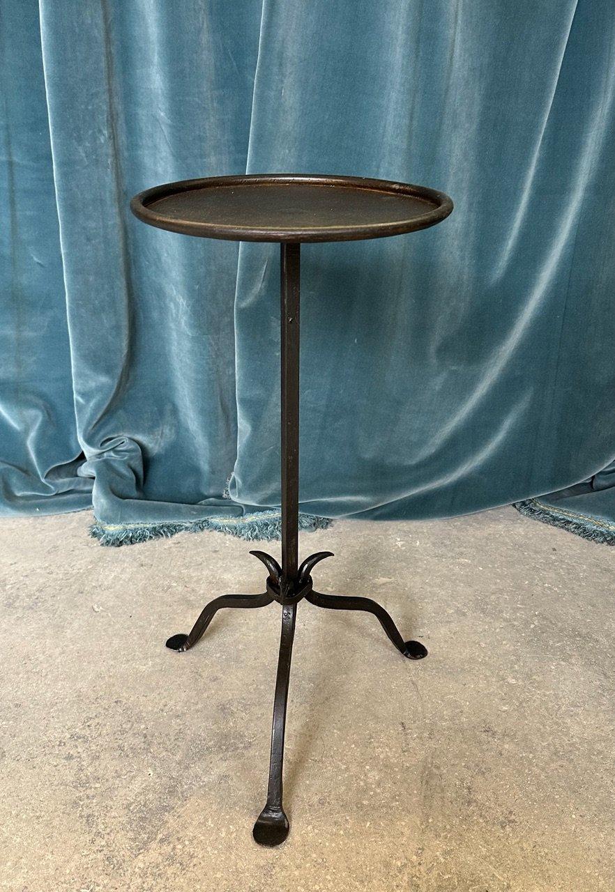 Cette jolie table d'appoint en fer et métal d'Espagne a été récemment fabriquée par des artisans qualifiés qui ont utilisé des techniques de ferronnerie conventionnelles en mettant l'accent sur une qualité supérieure. Inspirée d'un design vintage