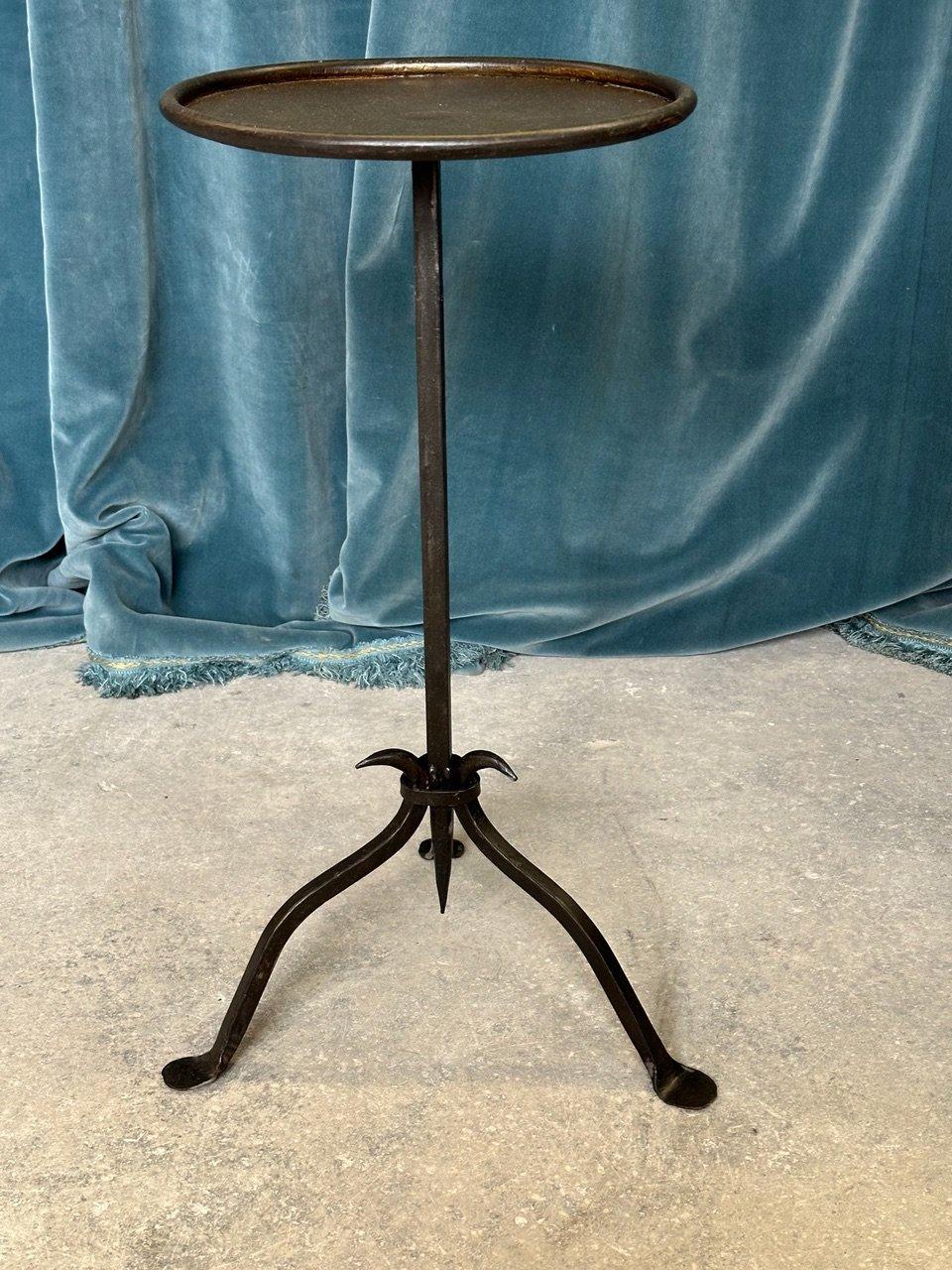 Petite table à boissons espagnole dorée avec base peinte en vente 1
