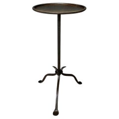 Pequeña mesa de bebidas española dorada con base pintada