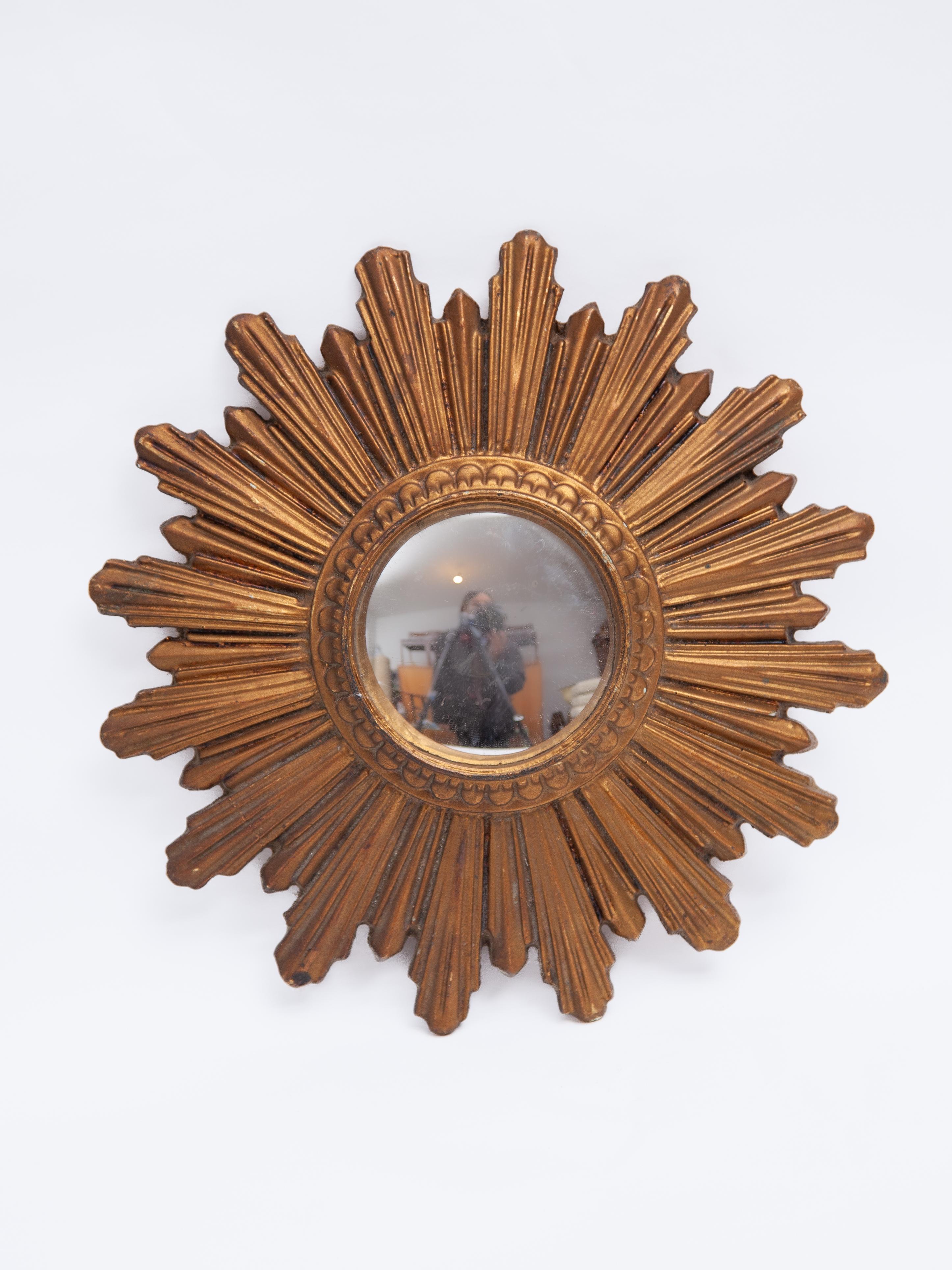 Uno specchio a raggiera da parete in legno intagliato di piccole proporzioni, risalente agli anni '30 circa. Condizioni molto buone. Un raffinato specchio a raggiera in una cornice di legno dorato lavorata in dettaglio nei suoi raggi come ornamento