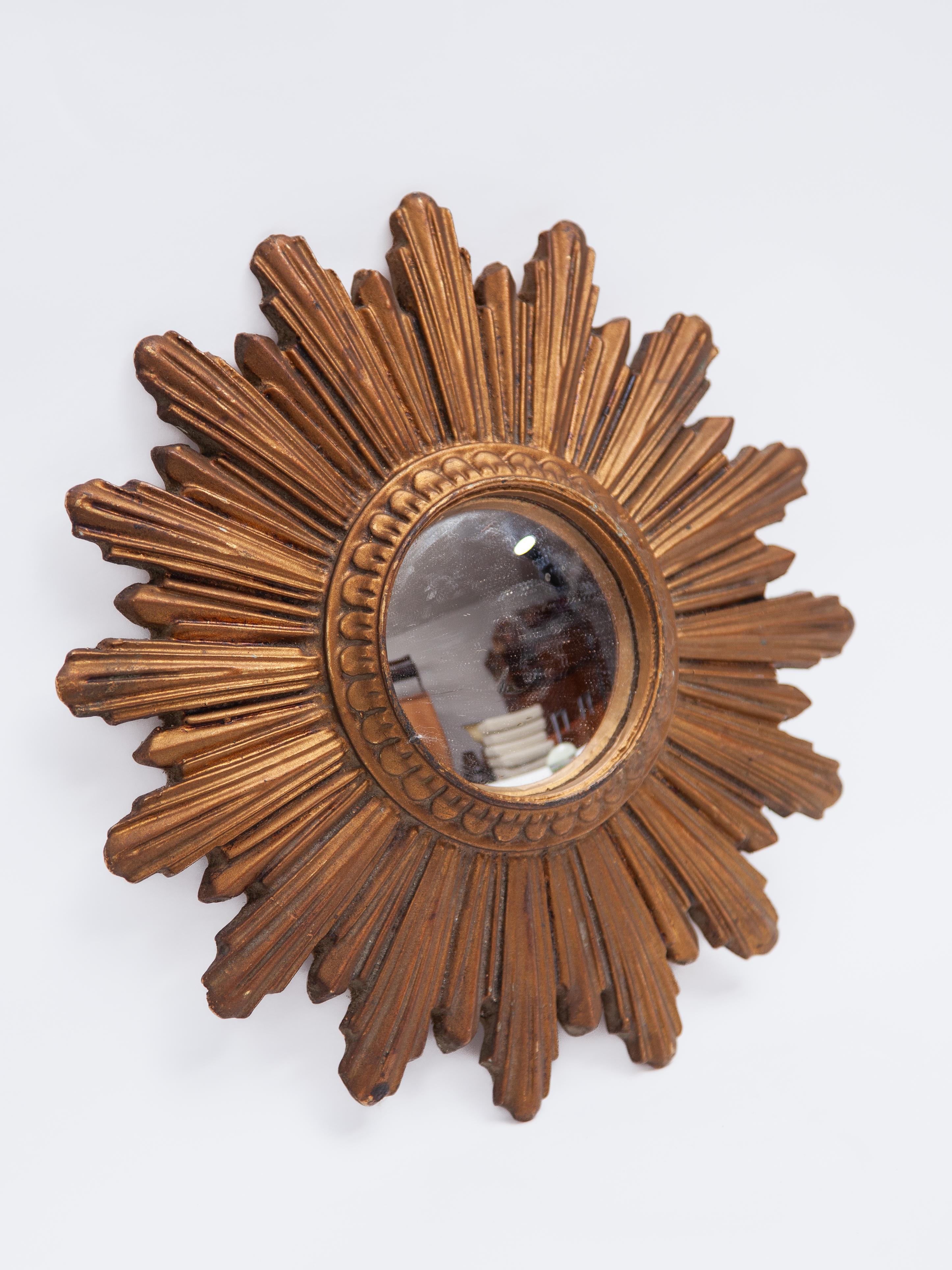 Mid-Century moderno Piccolo specchio a raggiera in legno dorato, appeso a parete, Italia in vendita