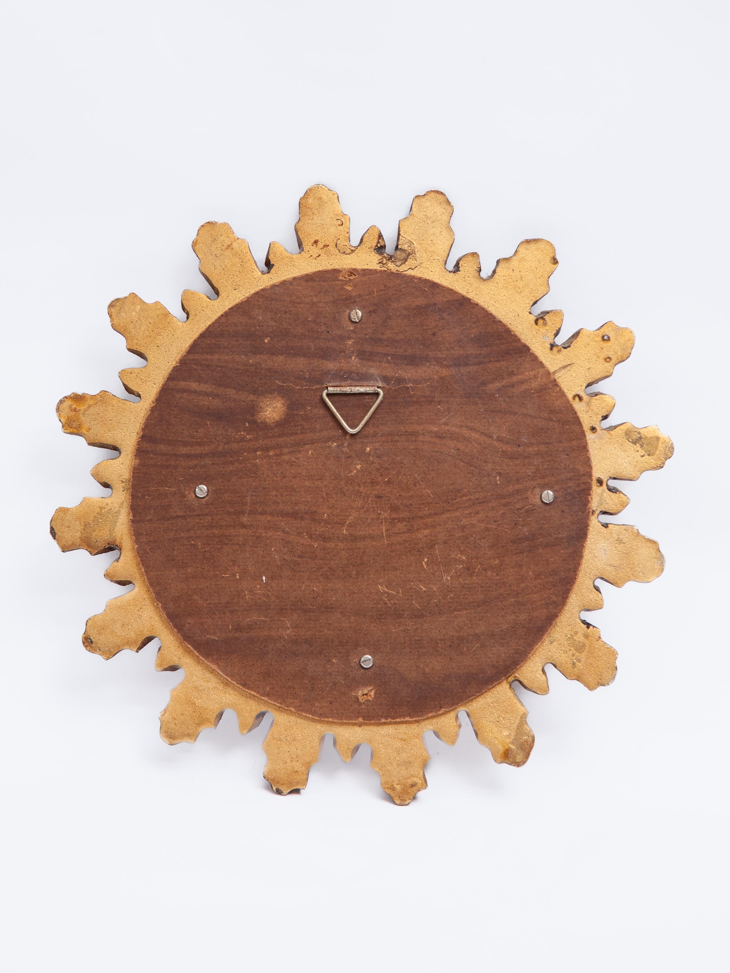 Fatto a mano Piccolo specchio a raggiera in legno dorato, appeso a parete, Italia in vendita