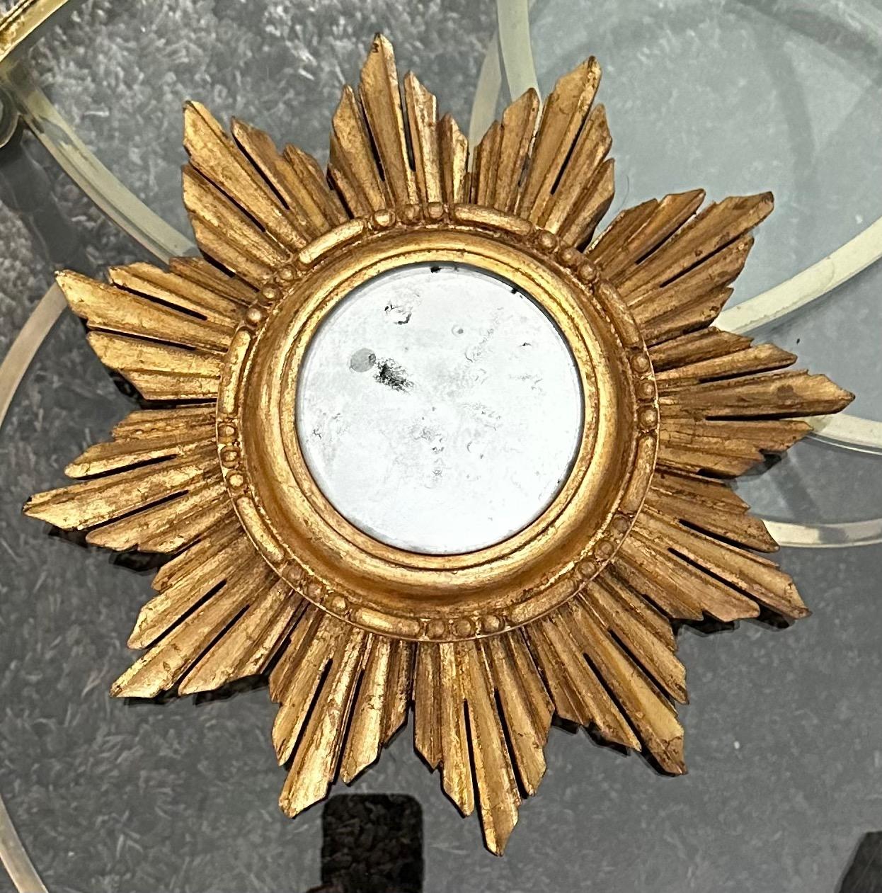 Petit miroir mural convexe en bois doré en forme de soleil en vente 5