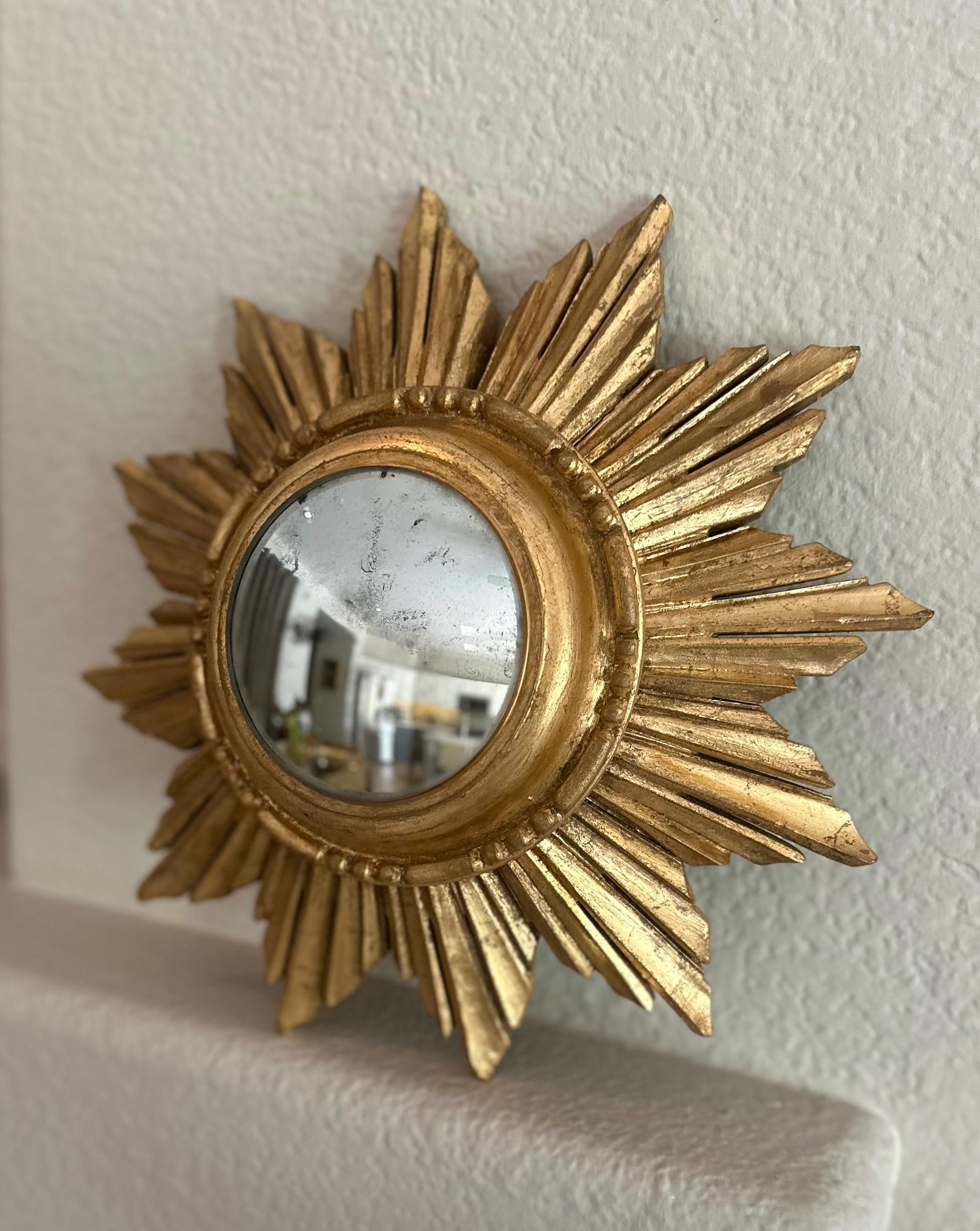 Petit miroir mural convexe en bois doré en forme de soleil en vente 13