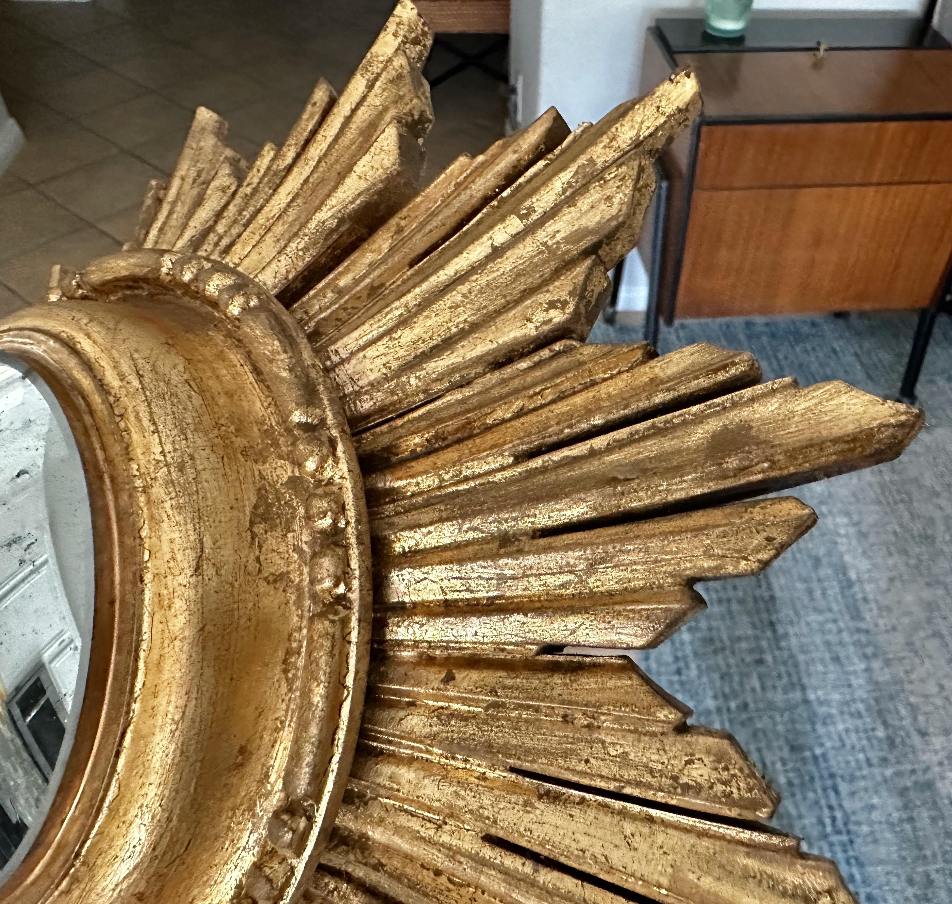 Miroir Petit miroir mural convexe en bois doré en forme de soleil en vente