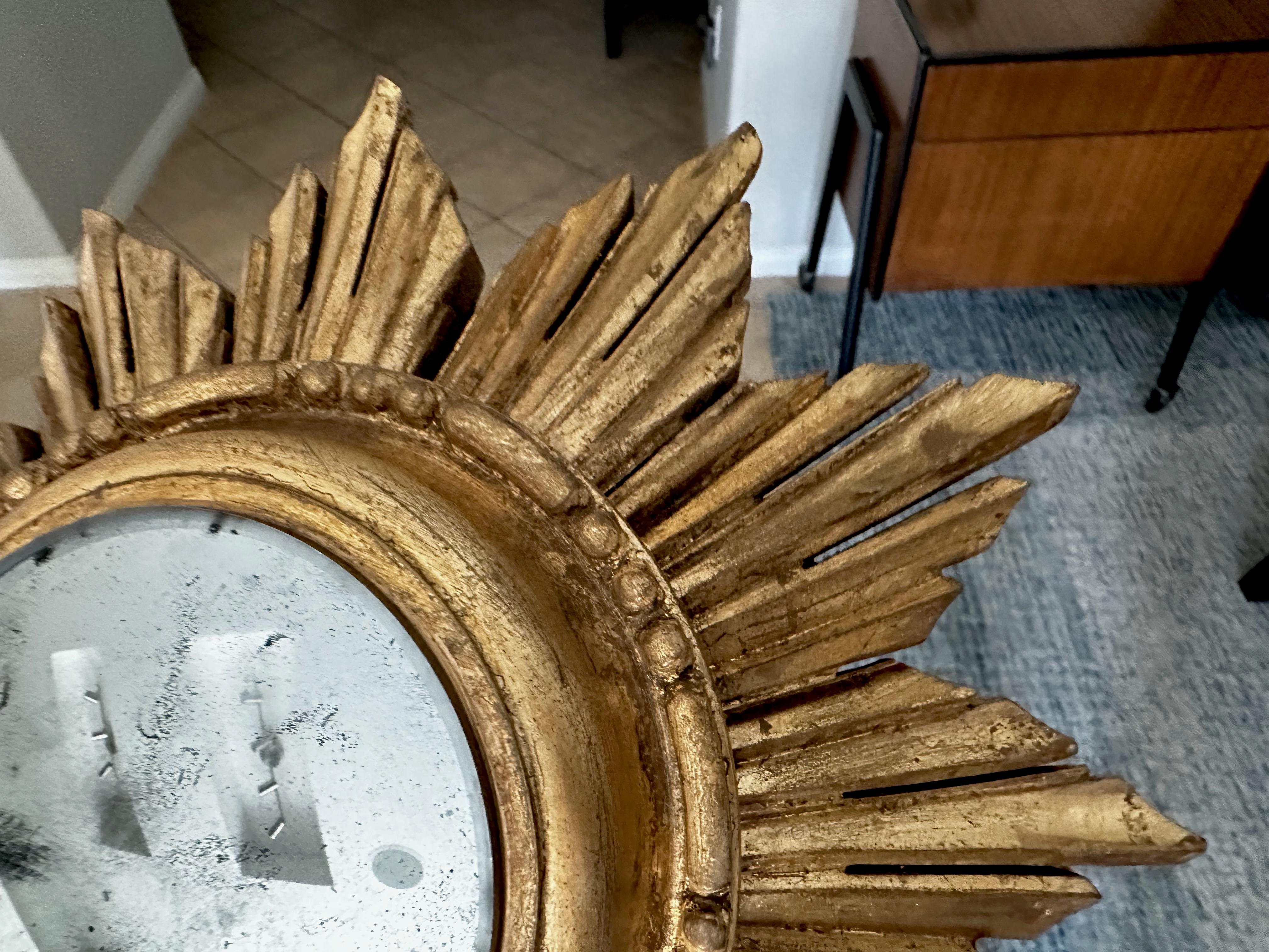 Petit miroir mural convexe en bois doré en forme de soleil en vente 3
