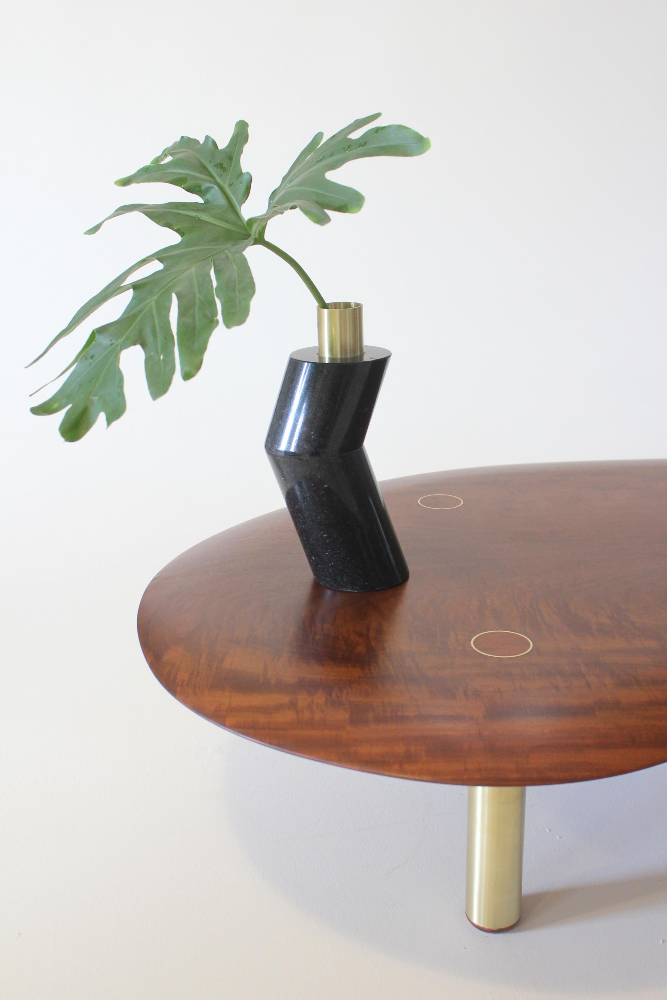 handmade minimalist marble vase with brass details ,   by Gustavo Dias For Sale 1