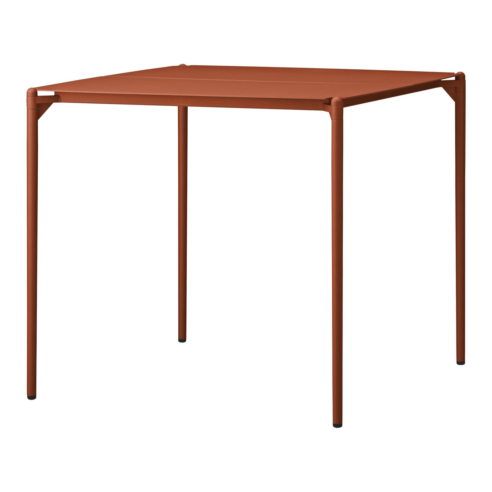 Small Ginger Bread Minimalist table
Dimensions: D 80 x W 80 x H 72 cm 
Materials: Steel w. Matte Powder Coating & Aluminum w. Matte Powder Coating
Available in colors: Taupe, Bordeaux, Forest, Ginger Bread, Black and, Black and Gold.


Bring