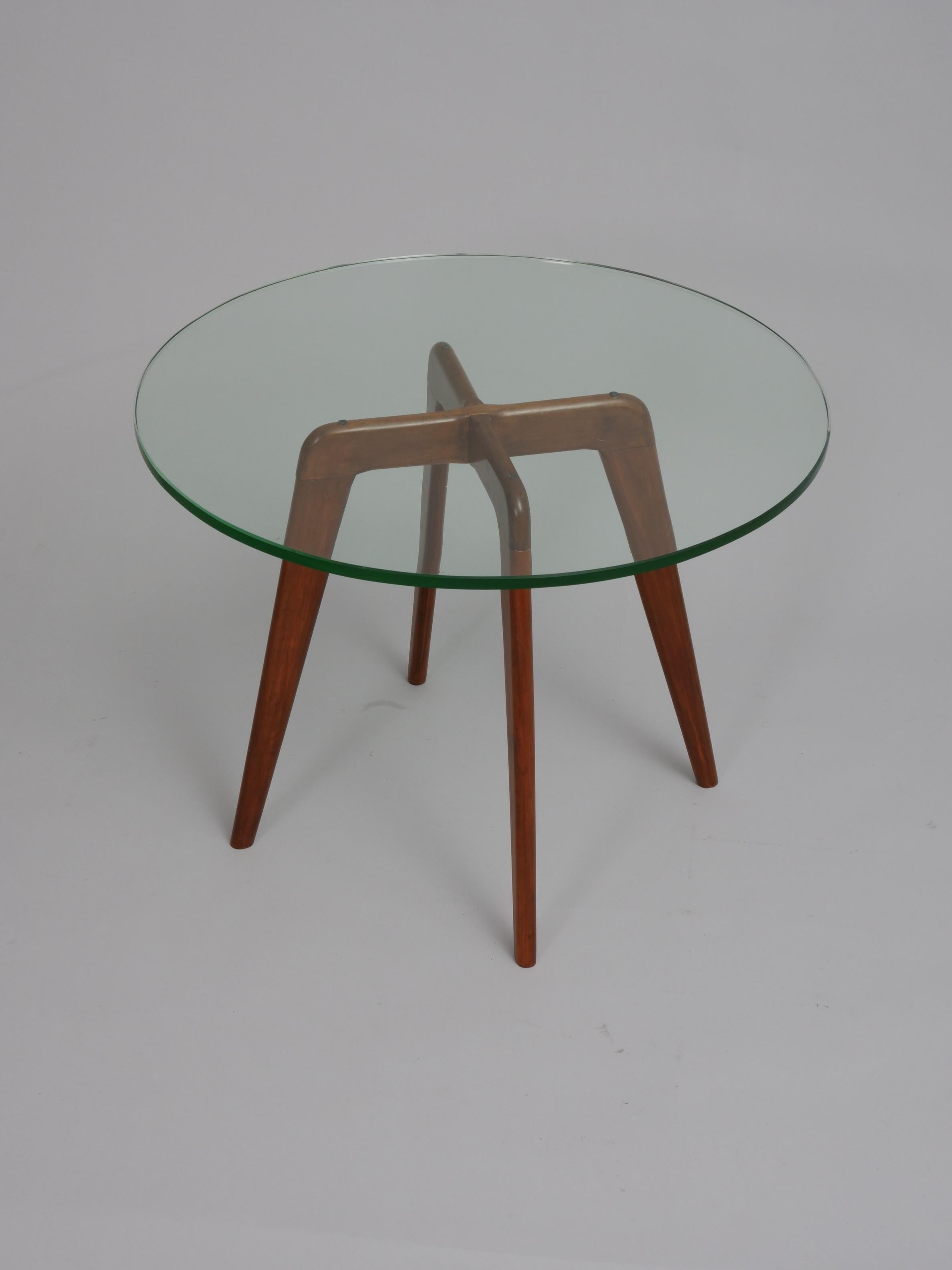 Schöner kleiner runder Tisch aus Holz und Glas im Stil von Gio Ponti. 

Italien um 1950. 