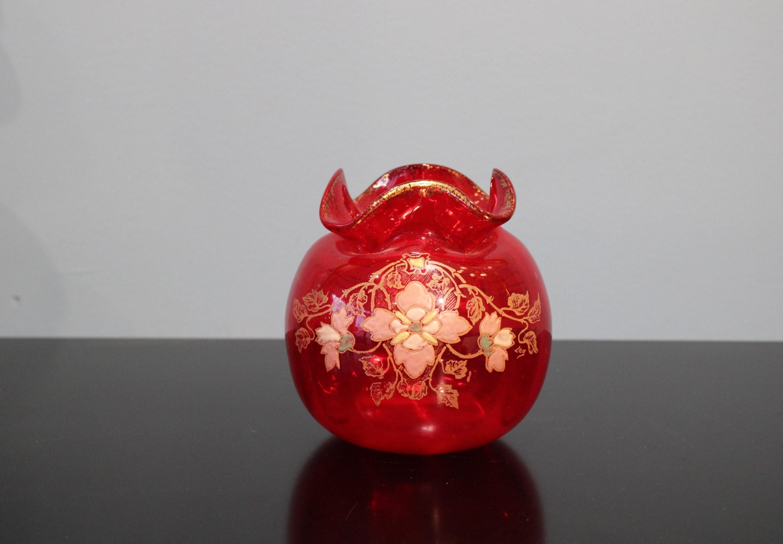 Vase aus Glas. 
Jugendstil-Stil. Um 1900.
Die Farbe ist rot.