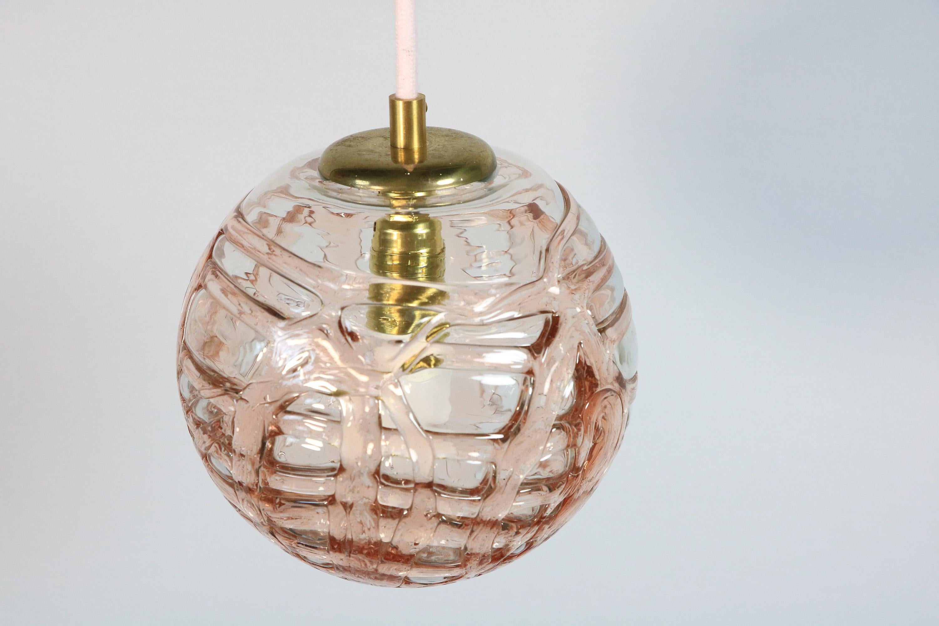 Pequeña lámpara de bola de cristal de Murano de vidrio soplado. 
Raro en el color rosa.

Con enchufe nuevo de latón y cable textil rosa.
 
Fabricante: DORIA Leuchten, Alemania

Diámetro Bola de cristal: 17 cm / 6,7 pulgadas 
Altura a petición

Muy