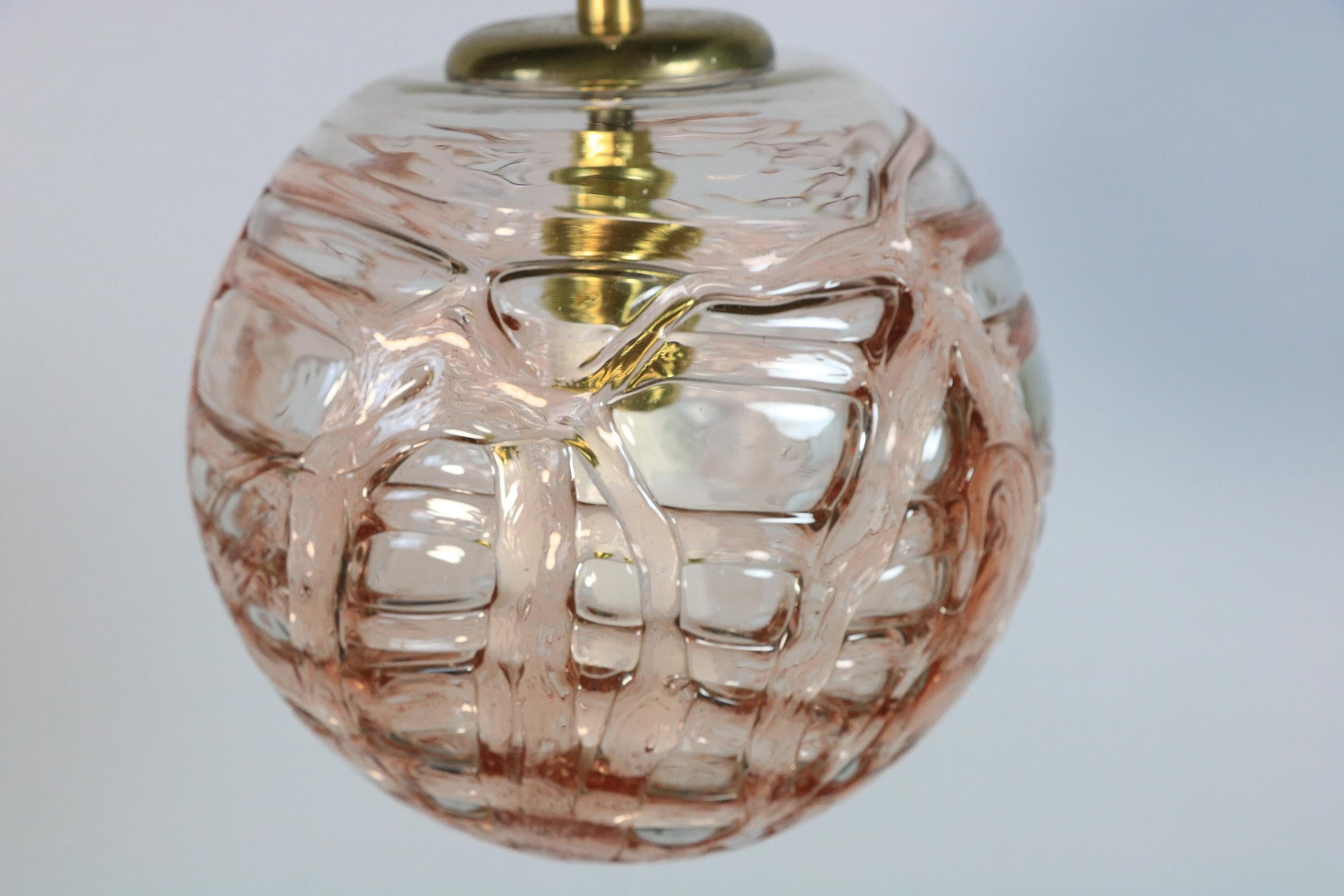 Pequeña Lámpara Colgante de Bola de Cristal de Doria, Cristal de Murano, Rosa Raro, Años 70 Alemán en venta
