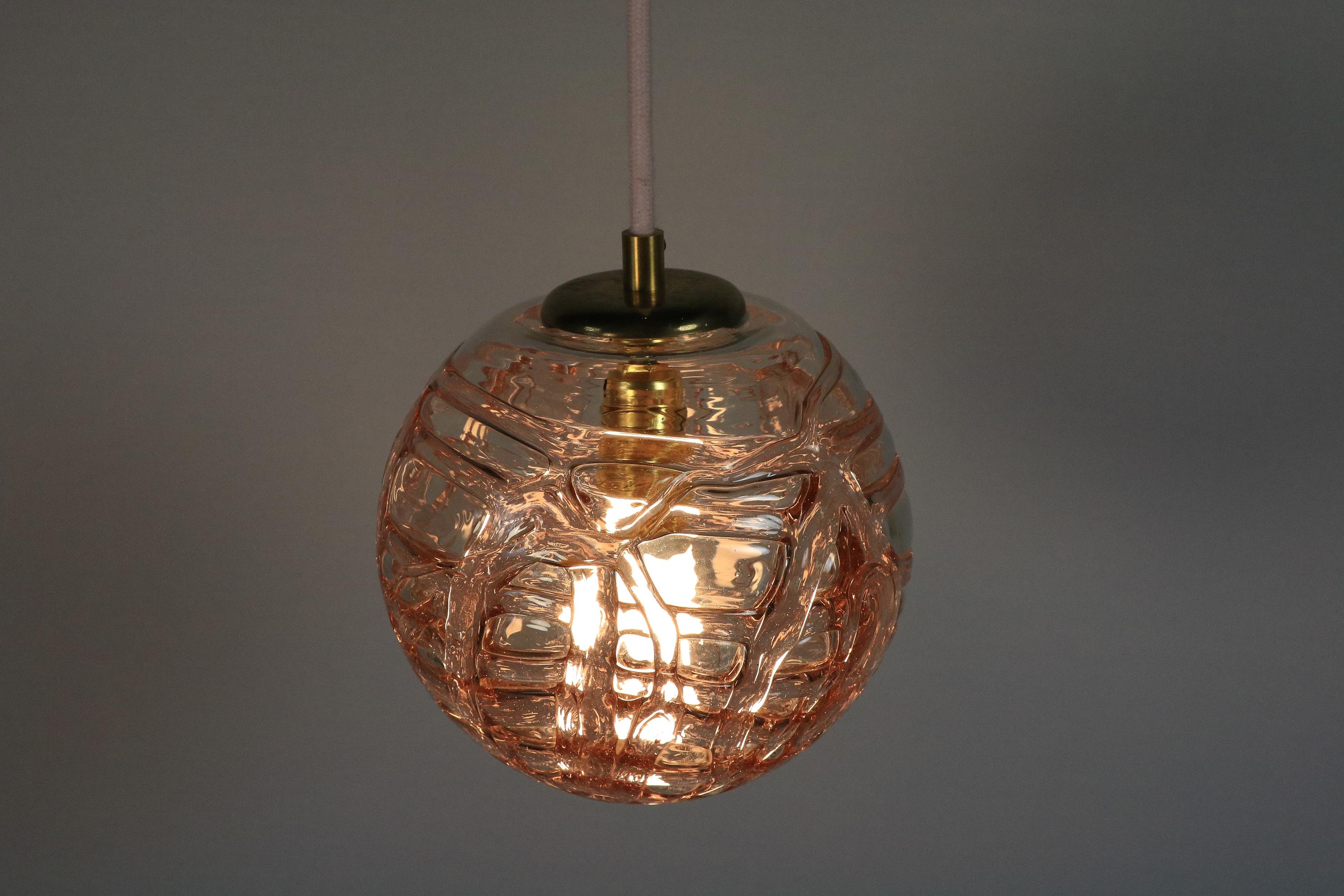 Pequeña Lámpara Colgante de Bola de Cristal de Doria, Cristal de Murano, Rosa Raro, Años 70 en Bueno estado para la venta en Berlin, BE