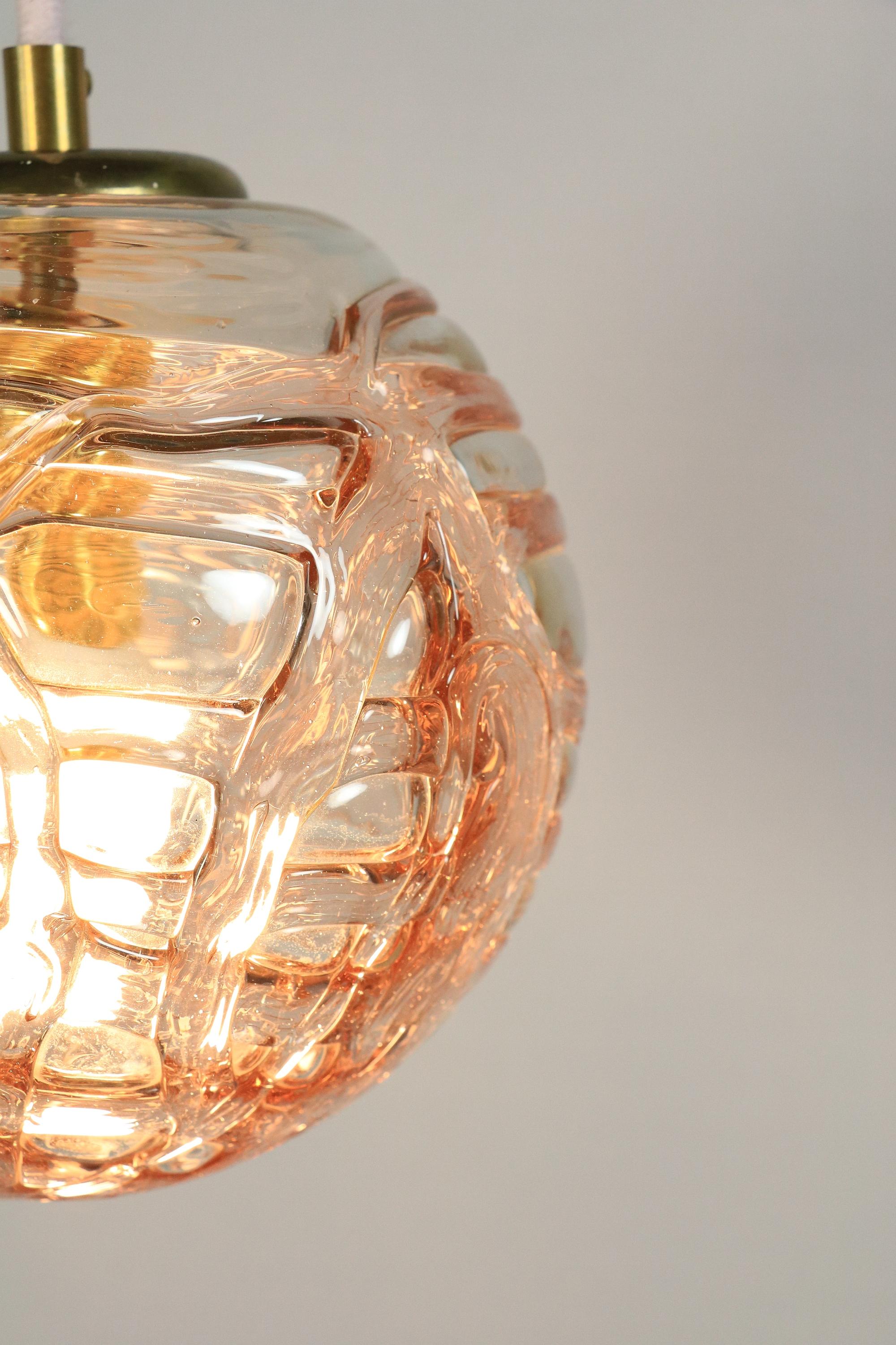 Pequeña Lámpara Colgante de Bola de Cristal de Doria, Cristal de Murano, Rosa Raro, Años 70 Latón en venta