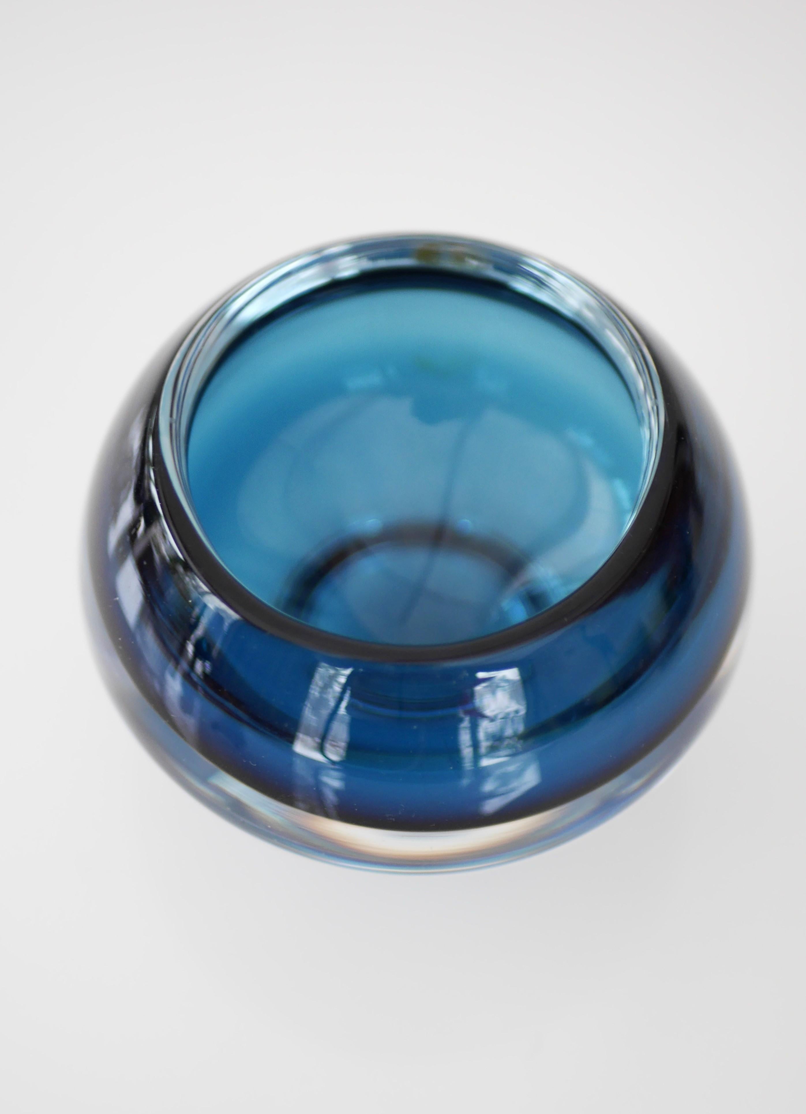 Small glass bowl by Mona Morales-Schildt for Kosta Boda, Sweden. Signed. For Sale 1
