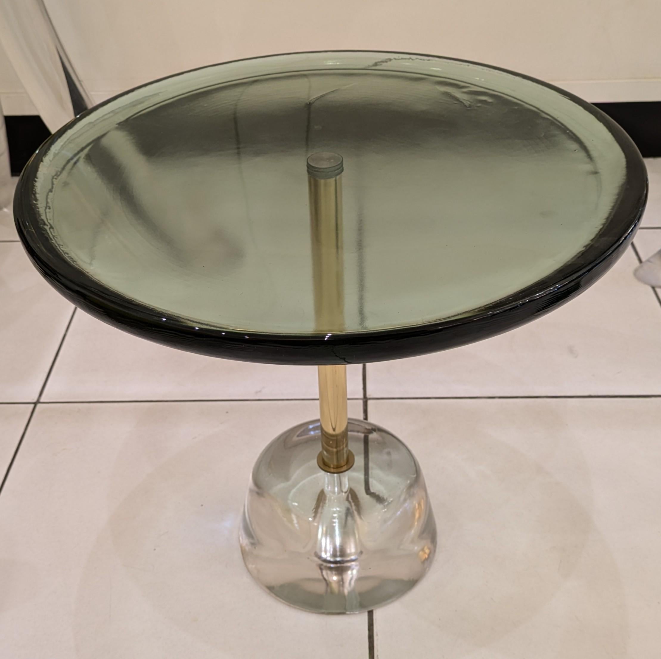 Petit guéridon / table d'appoint ,  plateau en verre vert épais et pied en verre translucide.