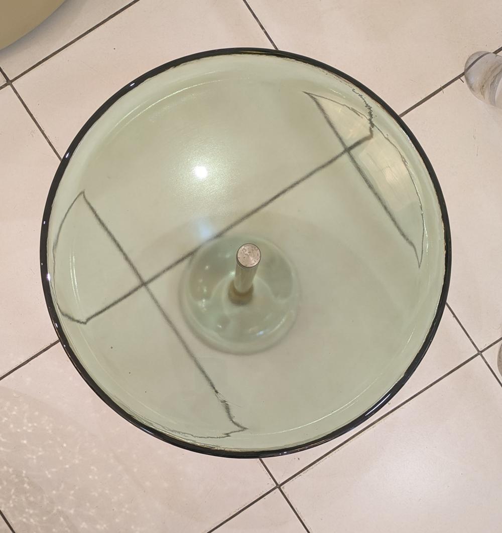 Petit guéridon en verre en vente 1