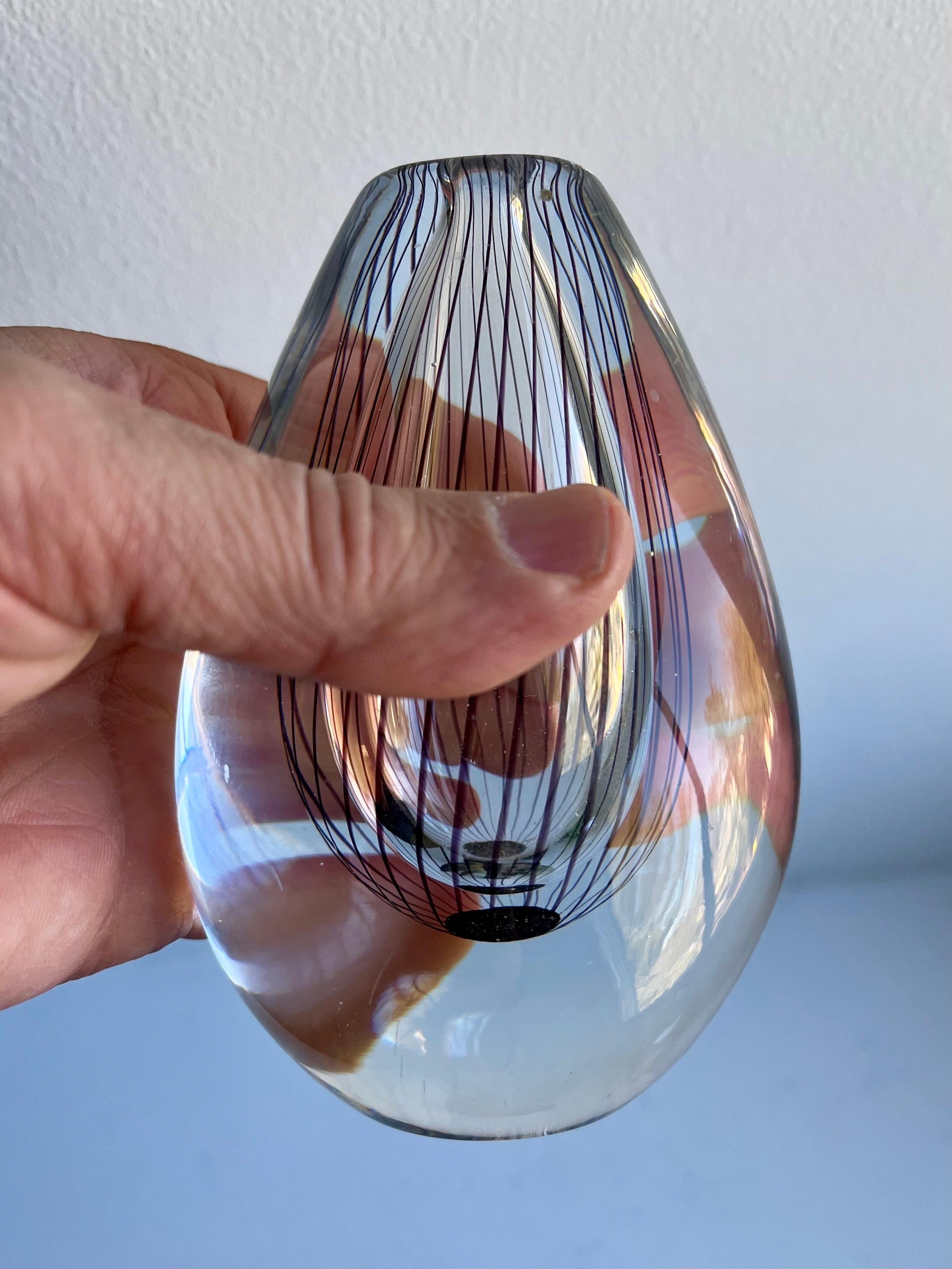 Vaso piccolo in vetro di Vicke Lindstrand per Kosta
Svezia, circa anni '50.
Inciso 
