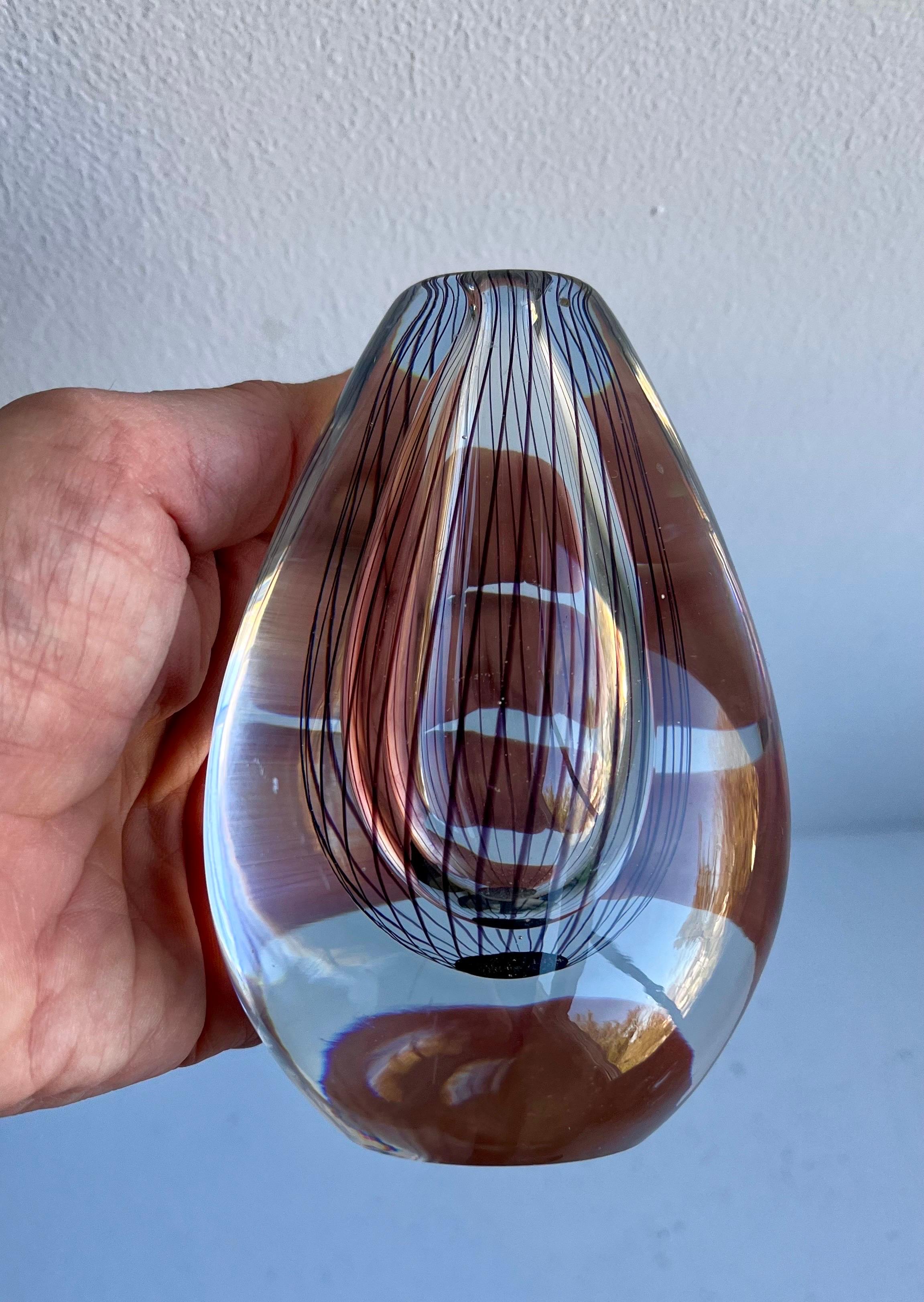 Mid-Century moderno Piccolo vaso di vetro di Vicke Lindstrand per Kosta, anni '50 in vendita