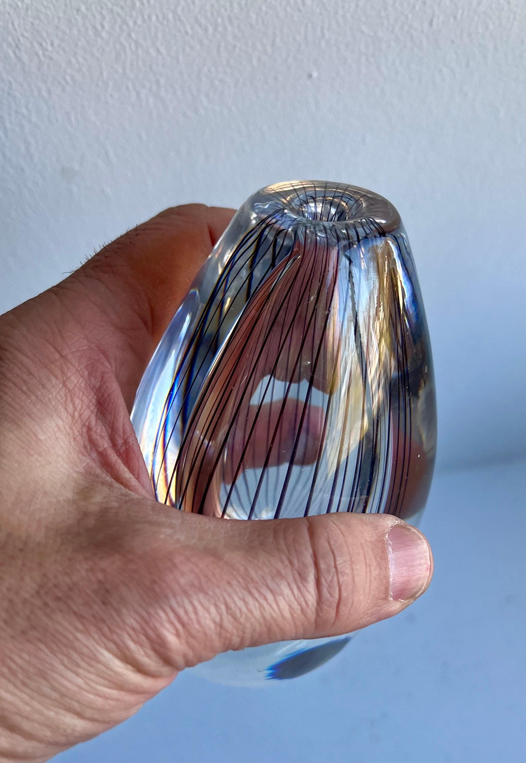 Svedese Piccolo vaso di vetro di Vicke Lindstrand per Kosta, anni '50 in vendita