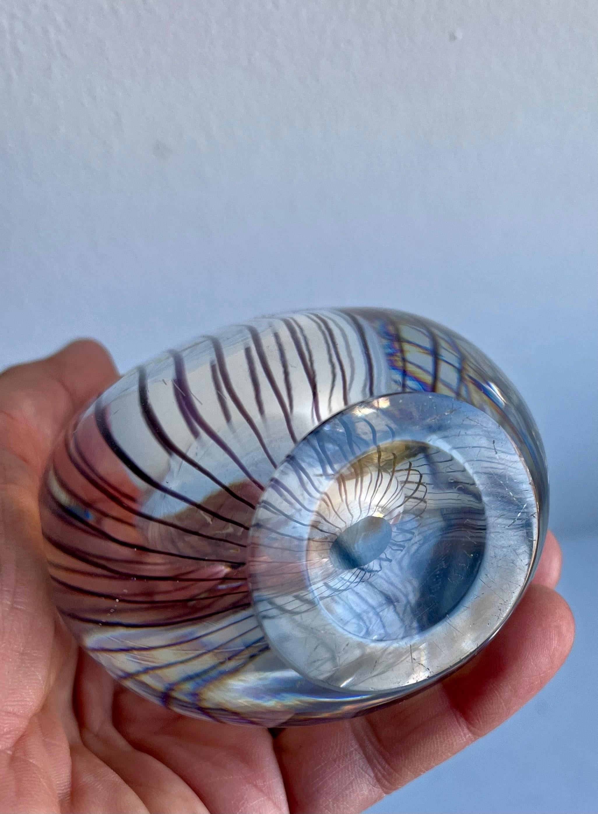 Metà XX secolo Piccolo vaso di vetro di Vicke Lindstrand per Kosta, anni '50 in vendita