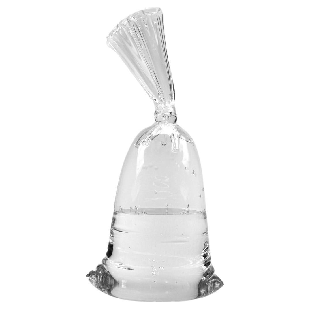 Kleine Glas-Wassertasche aus Glas – Hyperreale Glasskulptur von Dylan Martinez