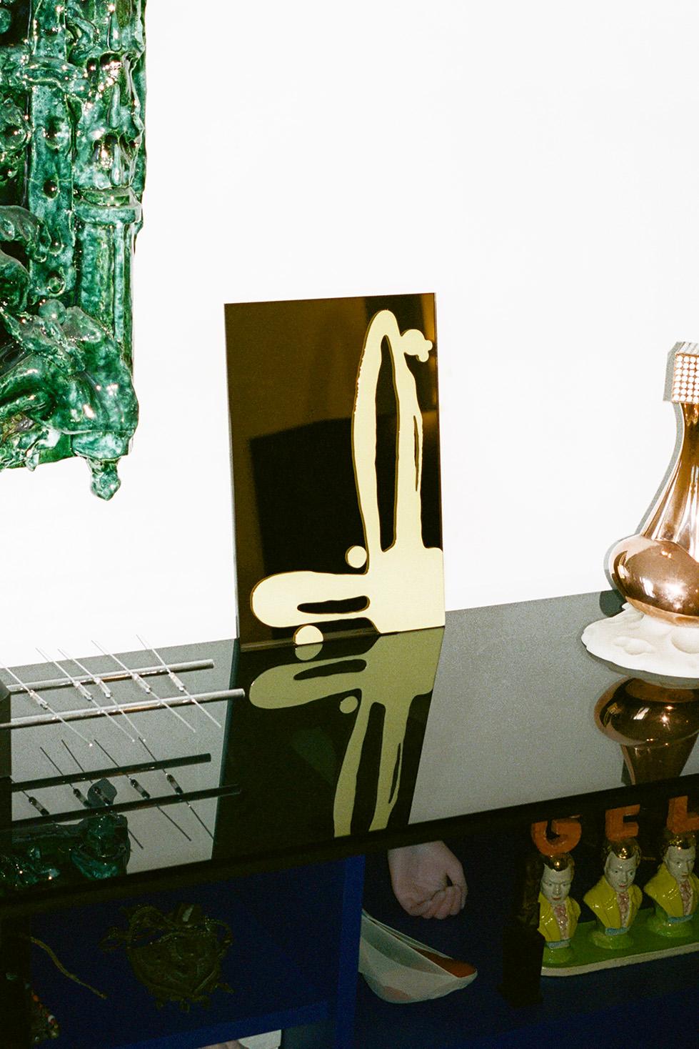Néerlandais Petit miroir à glaçure en bronze avec éclaboussures jaunes de Sabine Marcelis en vente