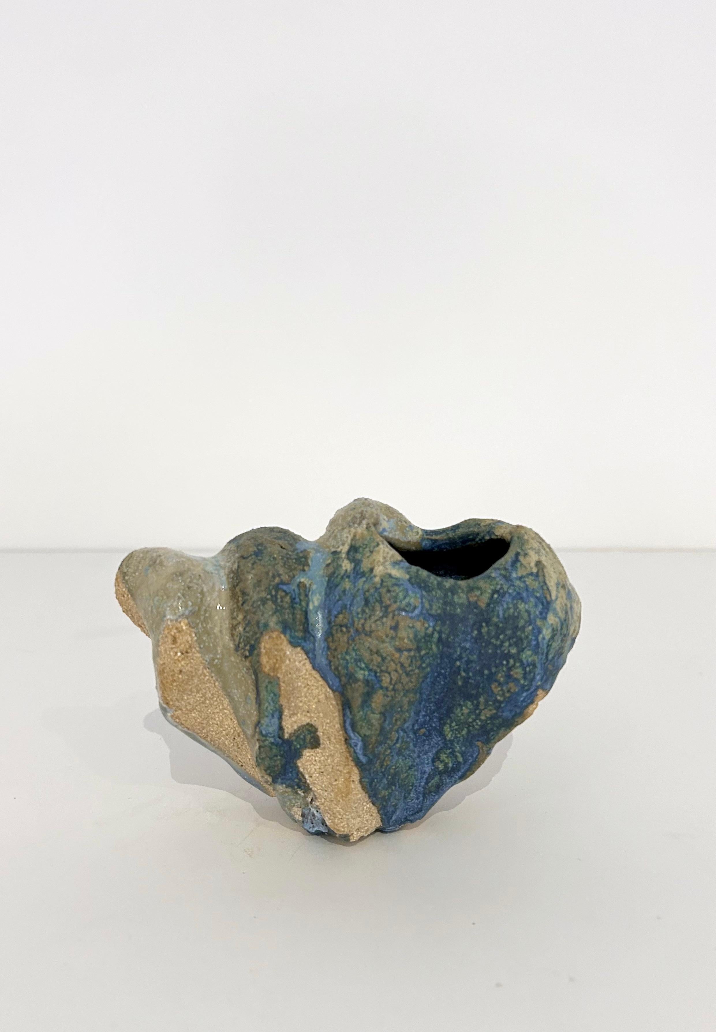 Piccolo vaso organico in ceramica smaltata del ceramista danese contemporaneo Henrik Folsgaard. Il suo lavoro ricorda l'artista americano George Ohr, il cui lavoro è stato considerato un primo esempio di ceramica espressionista astratta.
