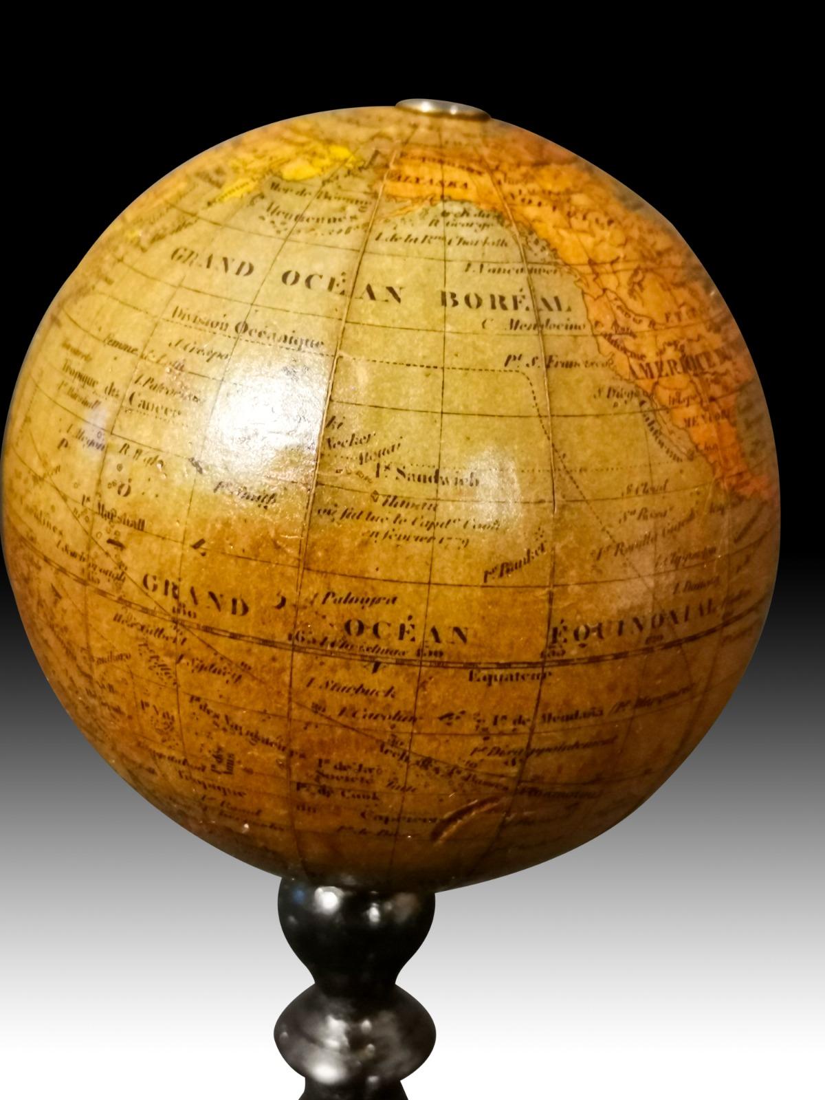 Petit globe du XIXe siècle en vente 3