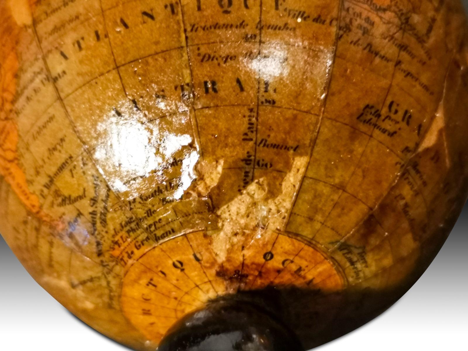 Petit globe terrestre du XIXe siècle.
Mesure 18 cm de haut et 7 cm de diamètre.
La sphère est en bois
Bon état.