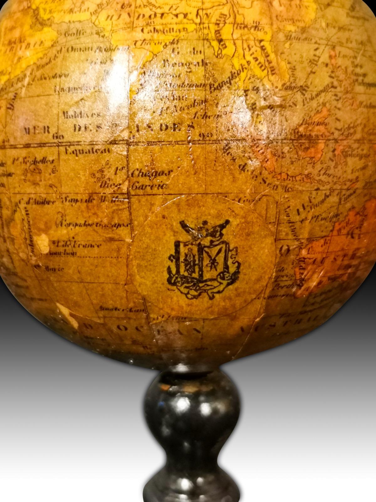 Petit globe du XIXe siècle en vente 1