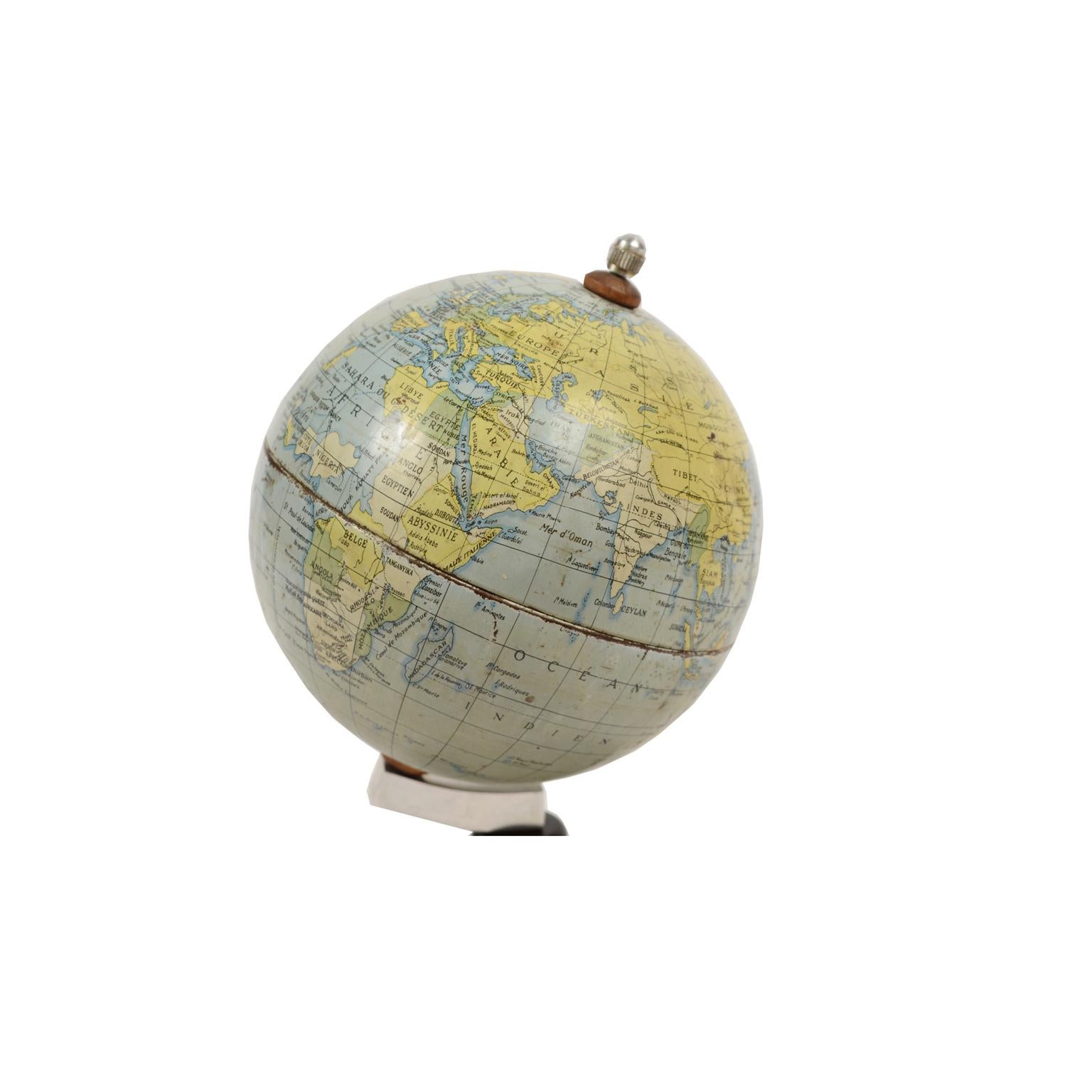 Small Globe Made of Lithographed Tin, Early 1950s In Good Condition In Milan, IT