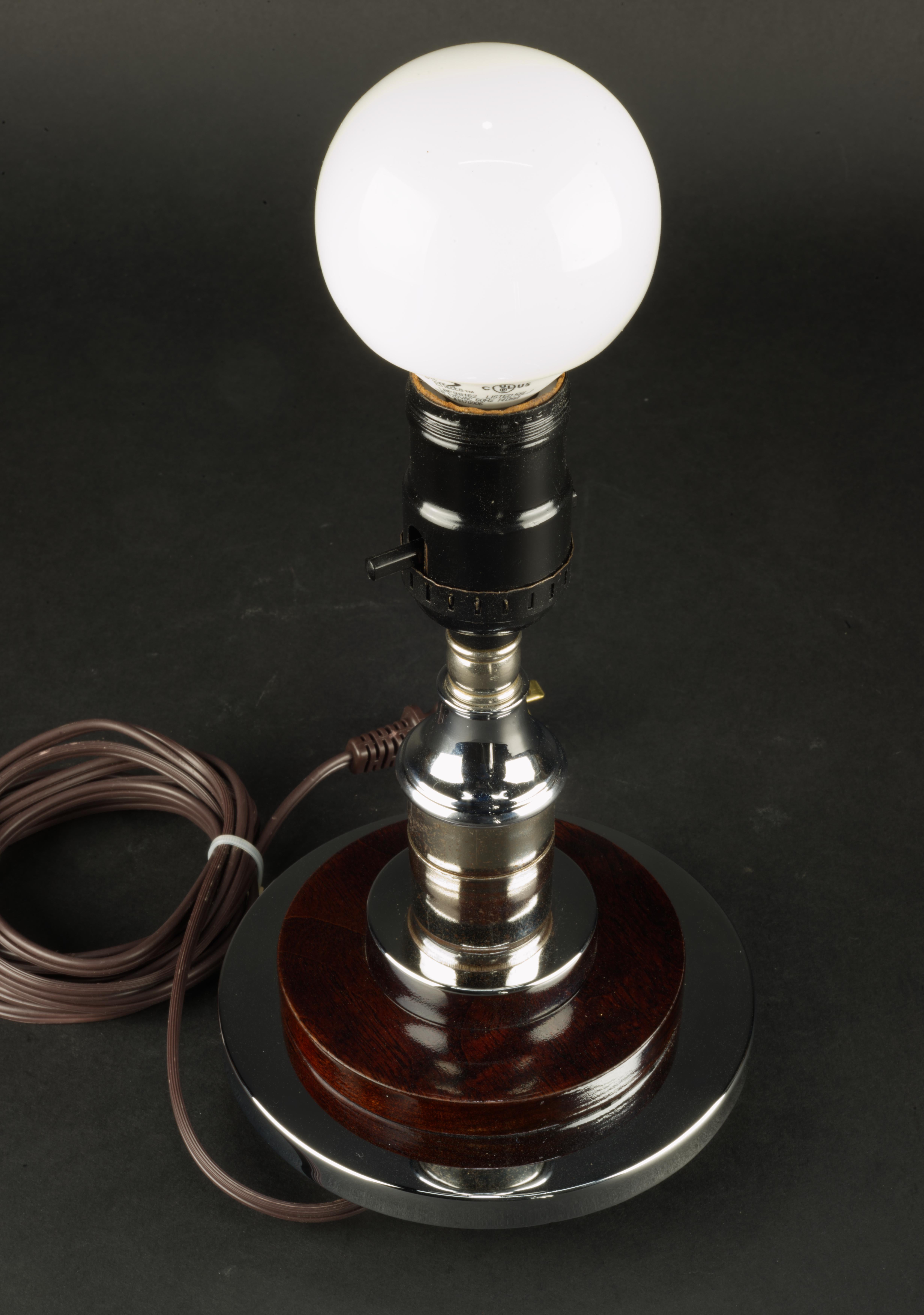 American Small globe table lamp in chrome and walnut. 1970s For Sale