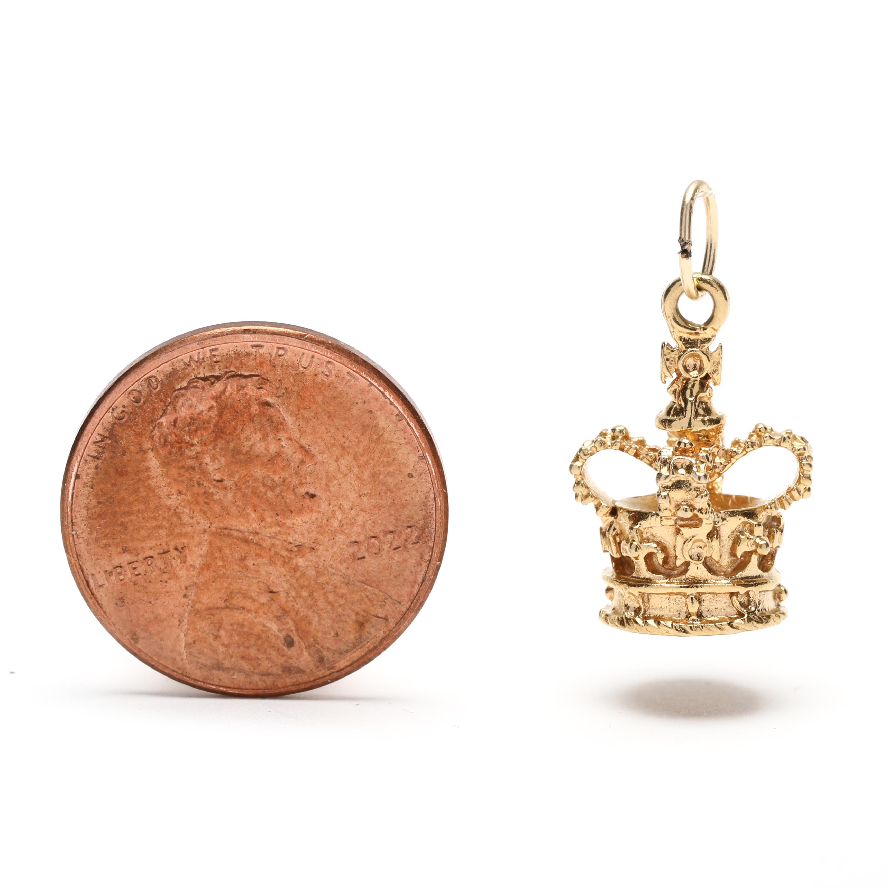 Dieser atemberaubende Charme aus 14 Karat Gelbgold mit der britischen Krone ist ein echter Hingucker. Dieser handgefertigte Charme hat eine Länge von 3/4 Zoll und ist mit komplizierten Details versehen, die ihm das Aussehen einer echten Krone