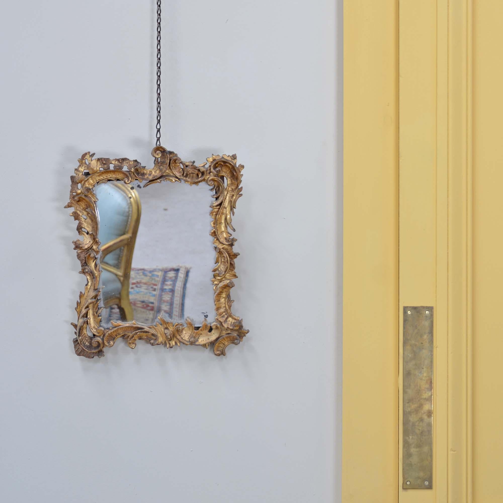 George III Petit miroir suspendu en bois sculpté doré de style géorgien