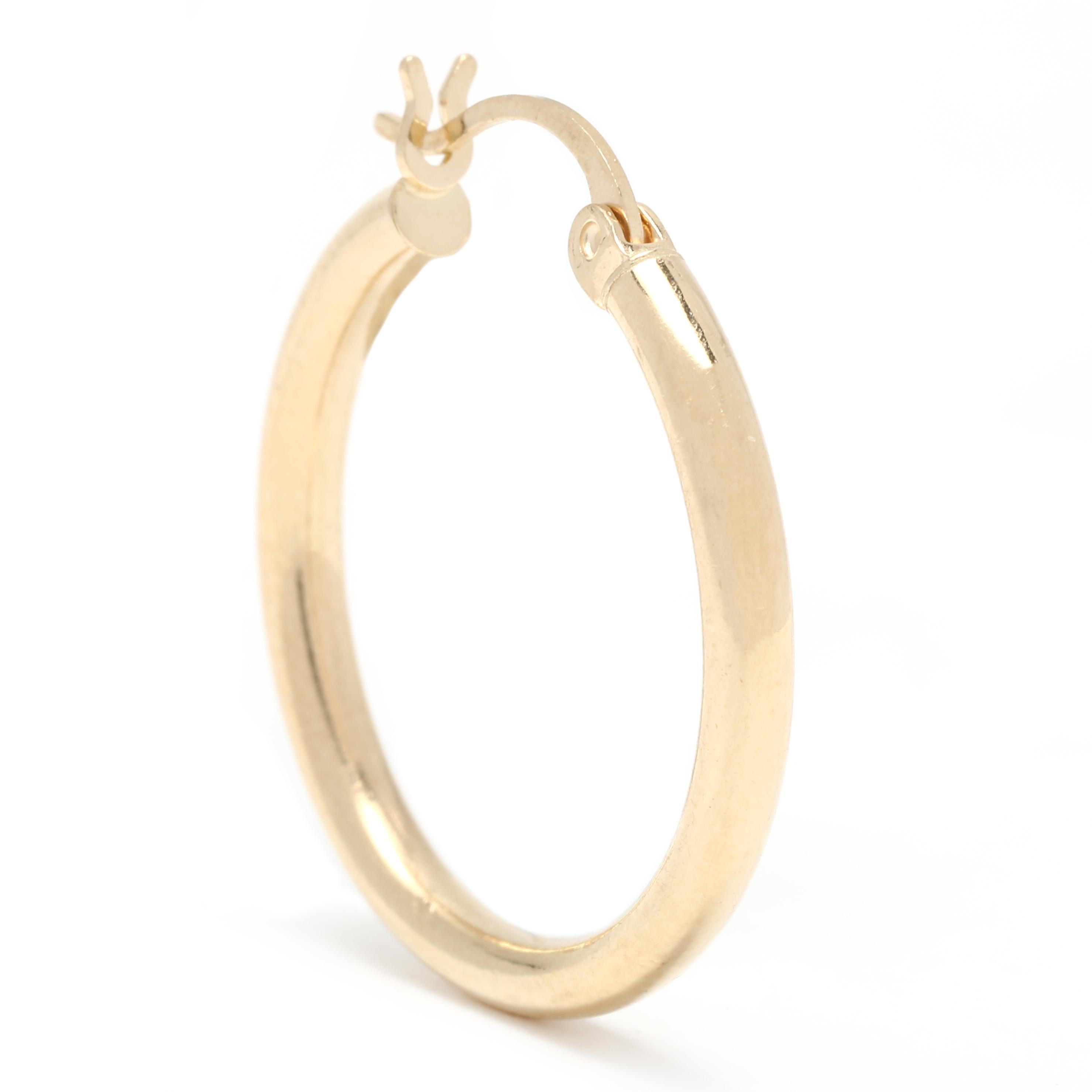 Diese zarten Ohrringe aus 14 Karat Gelbgold sind das perfekte Accessoire für jeden Tag. Mit einer Länge von 7/8 Zoll verleihen diese dünnen Goldreifen jedem Outfit einen subtilen Hauch von Stil. Diese kleinen Goldreifen sind leicht und einfach zu