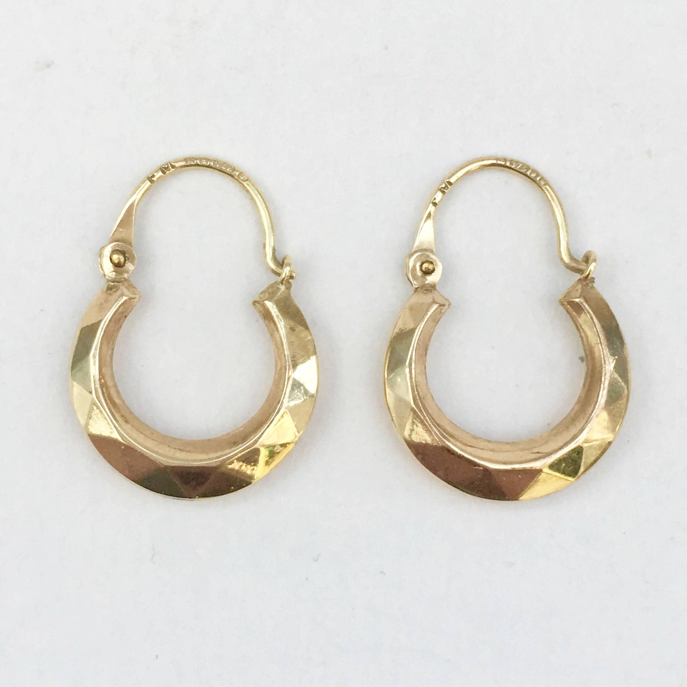 A lovely pair of vintage gold hoop earrings in an understated delicate size. They are hollow and lightweight, so extremely wearable. A stylish must-have for every earring lover.