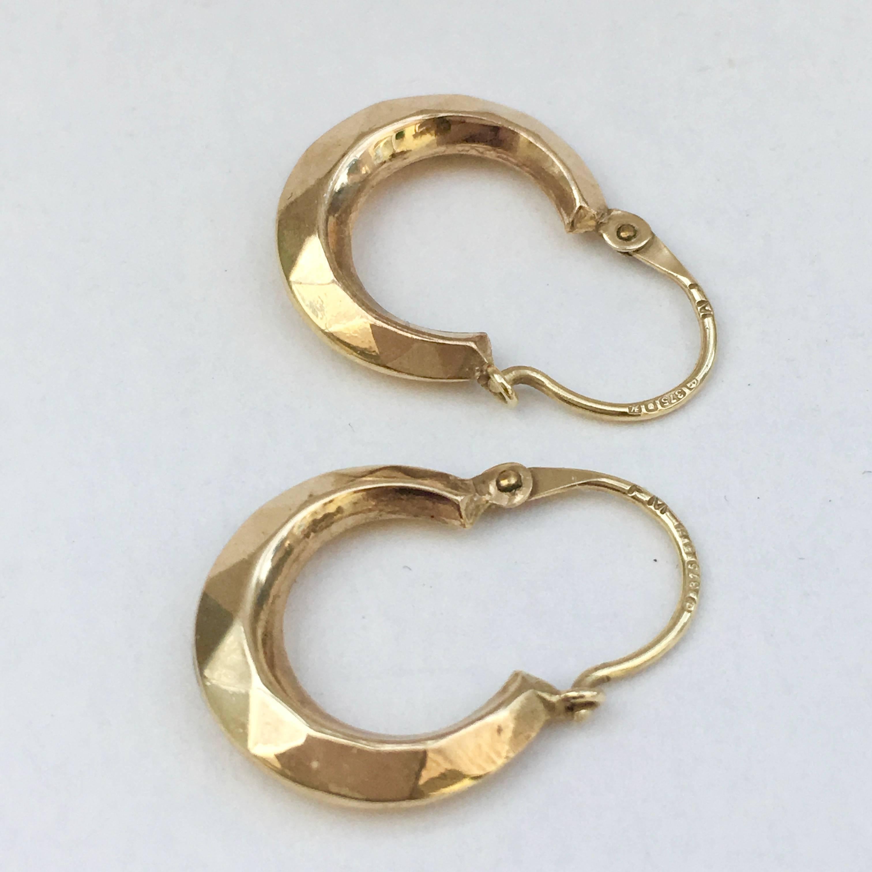 Small Gold Hoops 1980s Vintage Jewelry Faceted Dainty Hoop Earrings In Excellent Condition In London, GB