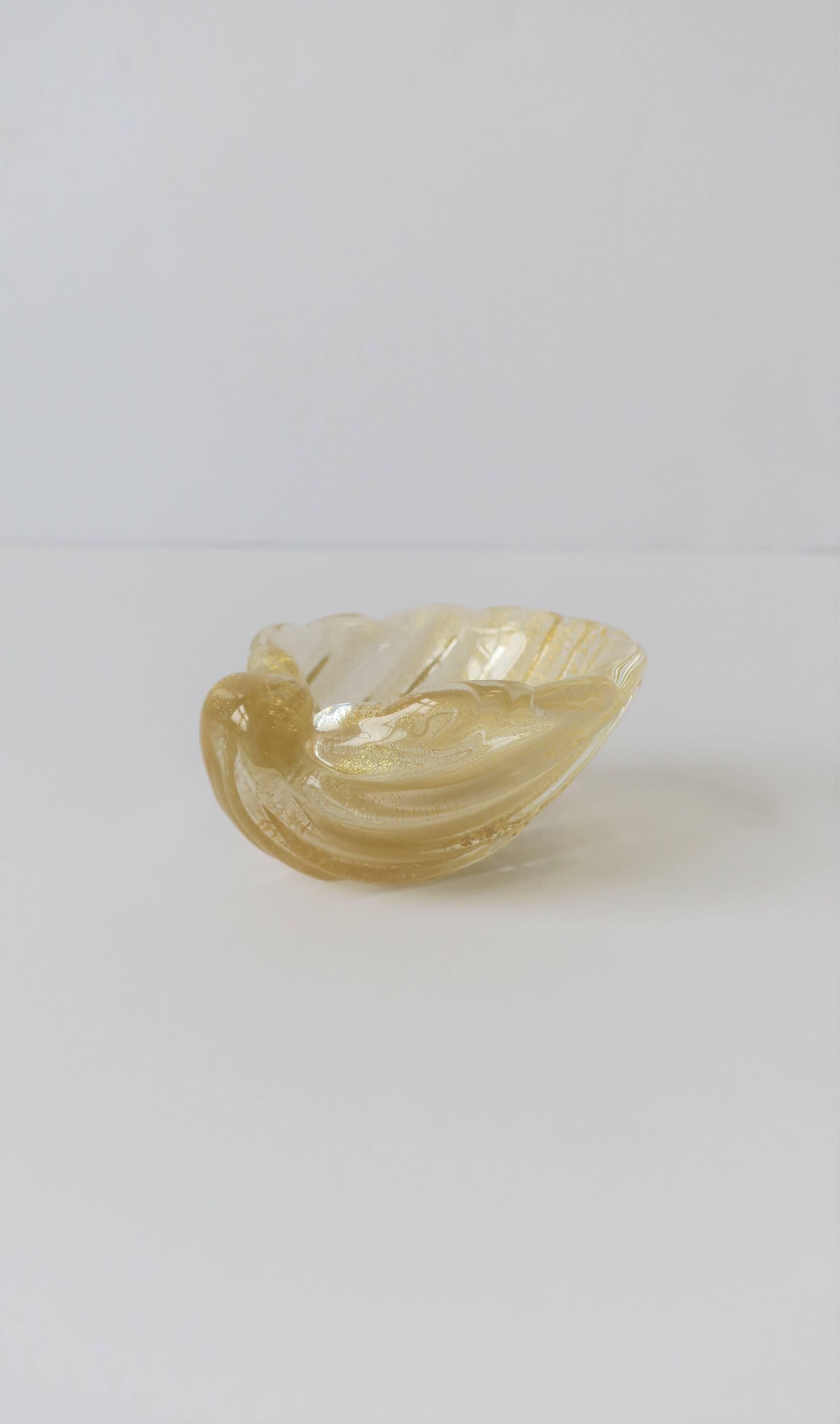 Italian Murano Gold Art Glass Seashell Form Bowl Jewelry Dish In Excellent Condition In New York, NY