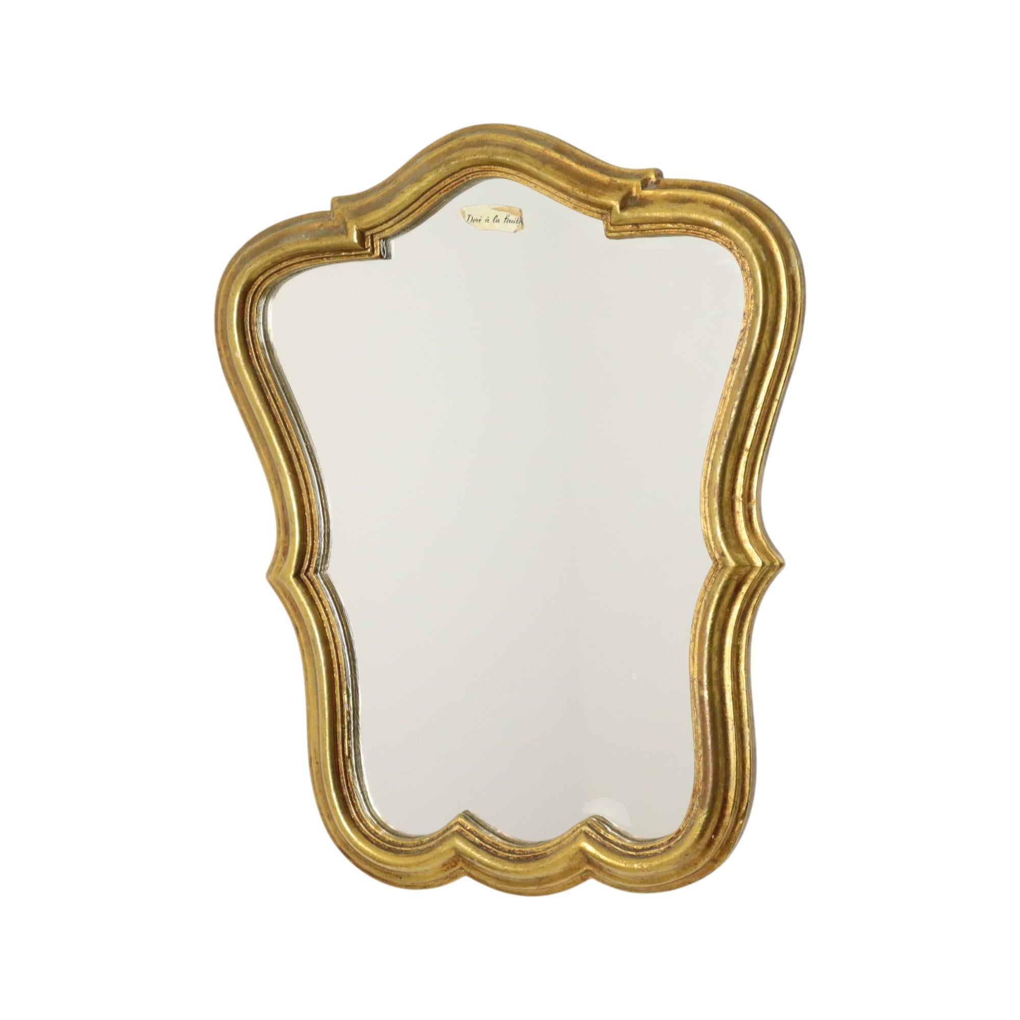 Pequeño espejo vintage de estilo barroco con marco clásico dorado en pan de oro de resina, elegante espejo con elegante marco, Francia, ca. 1960.

Este bonito espejo está en muy buen estado vintage, con mínimos signos de antigüedad y uso, el cristal