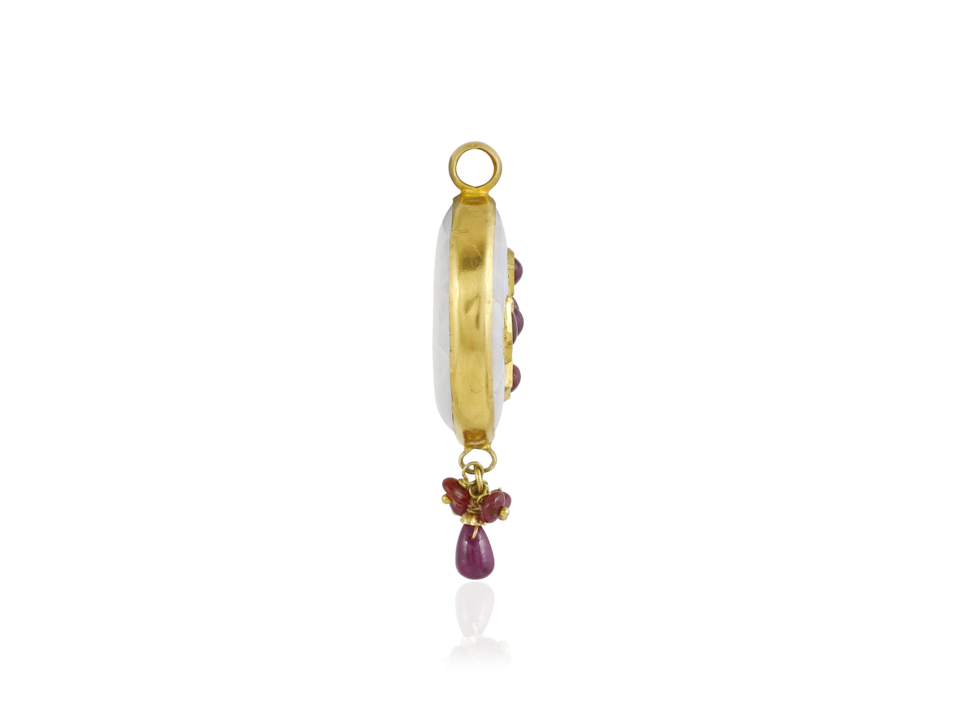 Small Gold opal pendant inlaid with rubies  Antique indian jewellery In Good Condition For Sale In Bangkok,, TH