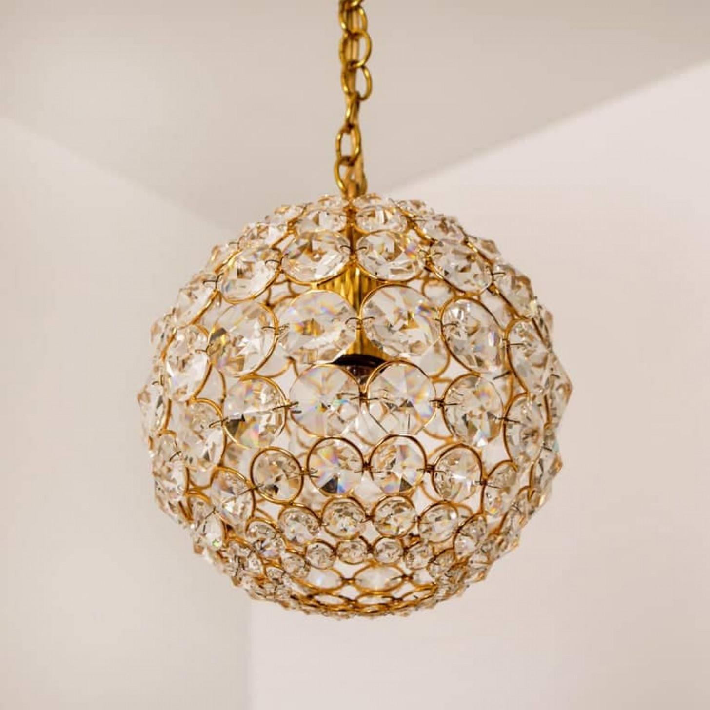 Piccola lampada a sospensione in ottone placcato oro e cristallo di Palwa, anni '60 in vendita 2
