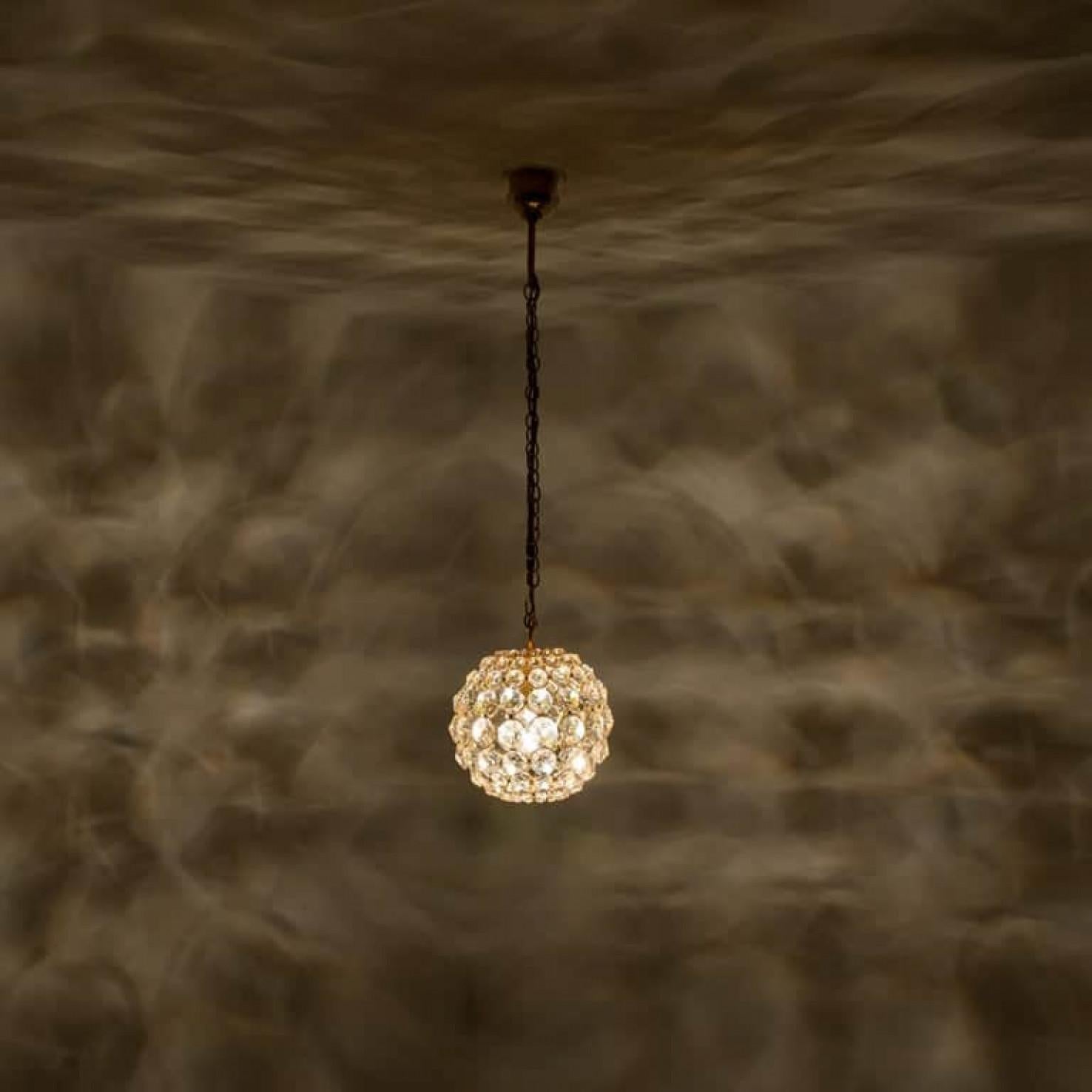 Piccola lampada a sospensione in ottone placcato oro e cristallo di Palwa, anni '60 in vendita 3