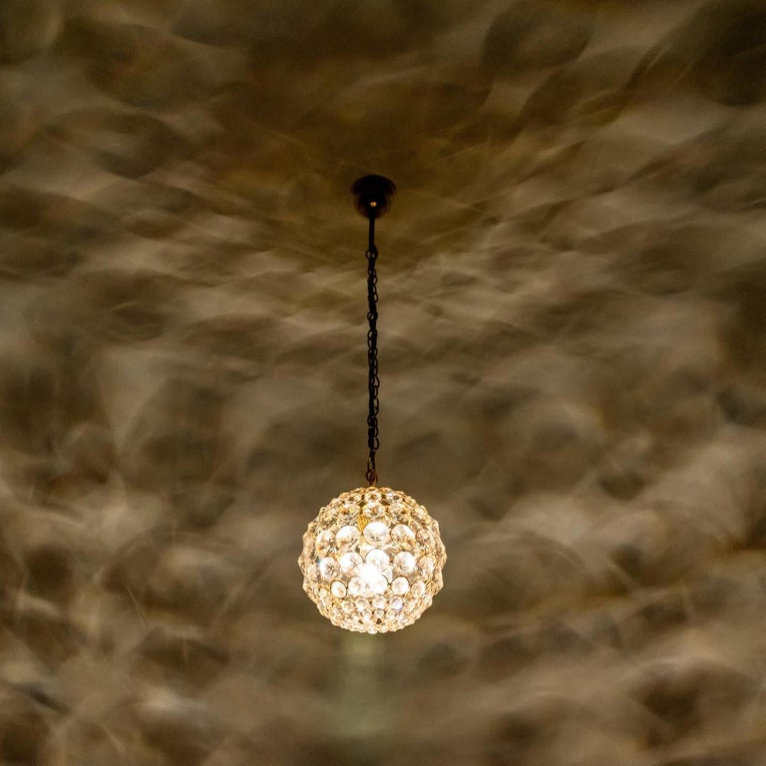 Piccola lampada a sospensione in ottone placcato oro e cristallo di Palwa, anni '60 in vendita 4