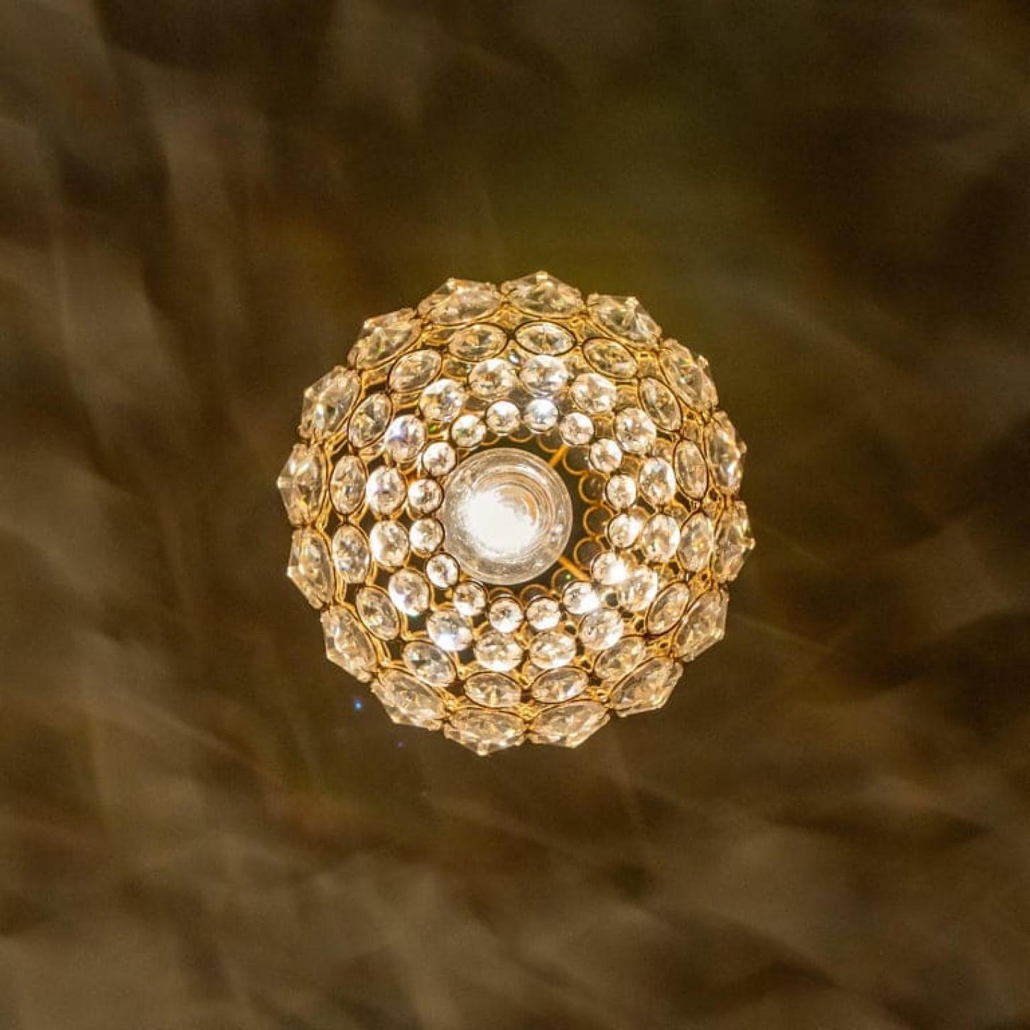 Piccola lampada a sospensione in ottone placcato oro e cristallo di Palwa, anni '60 in vendita 5