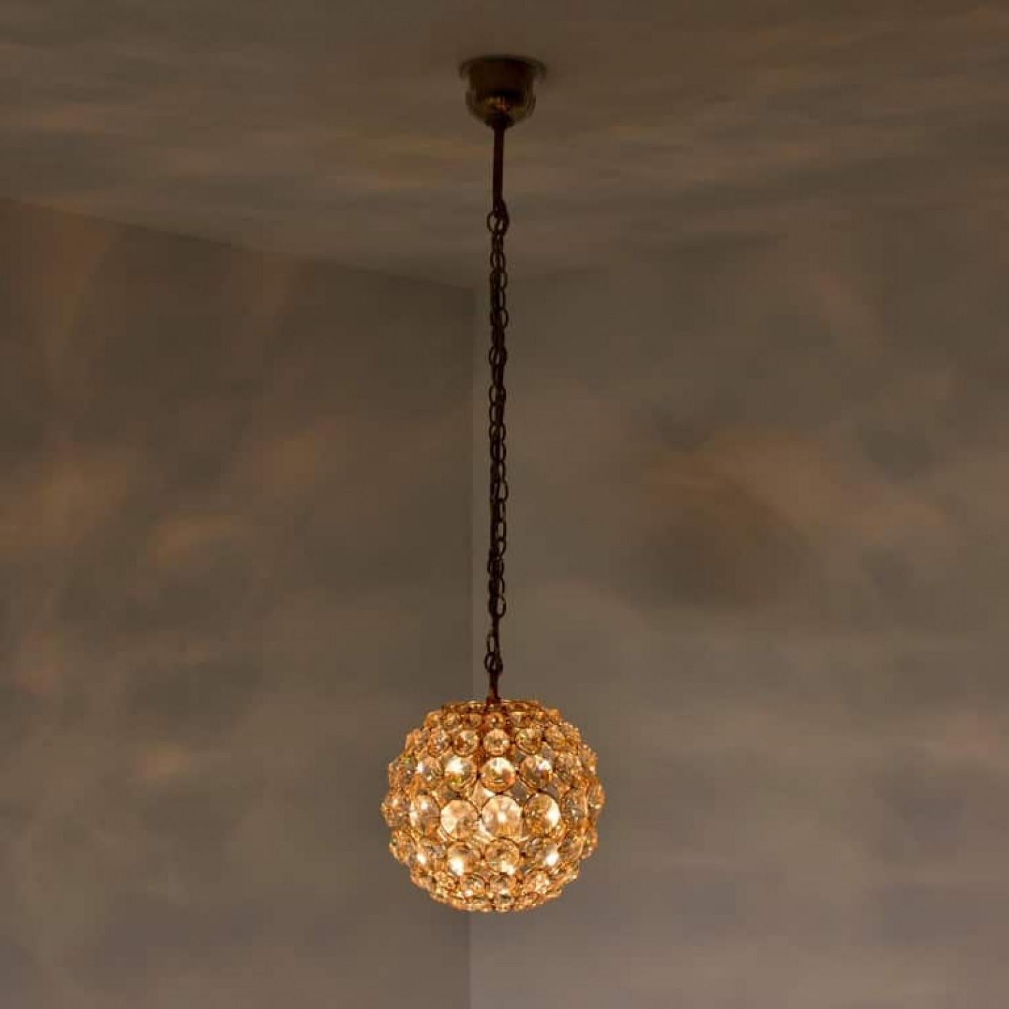 Piccola lampada a sospensione in ottone placcato oro e cristallo di Palwa, anni '60 in vendita 6